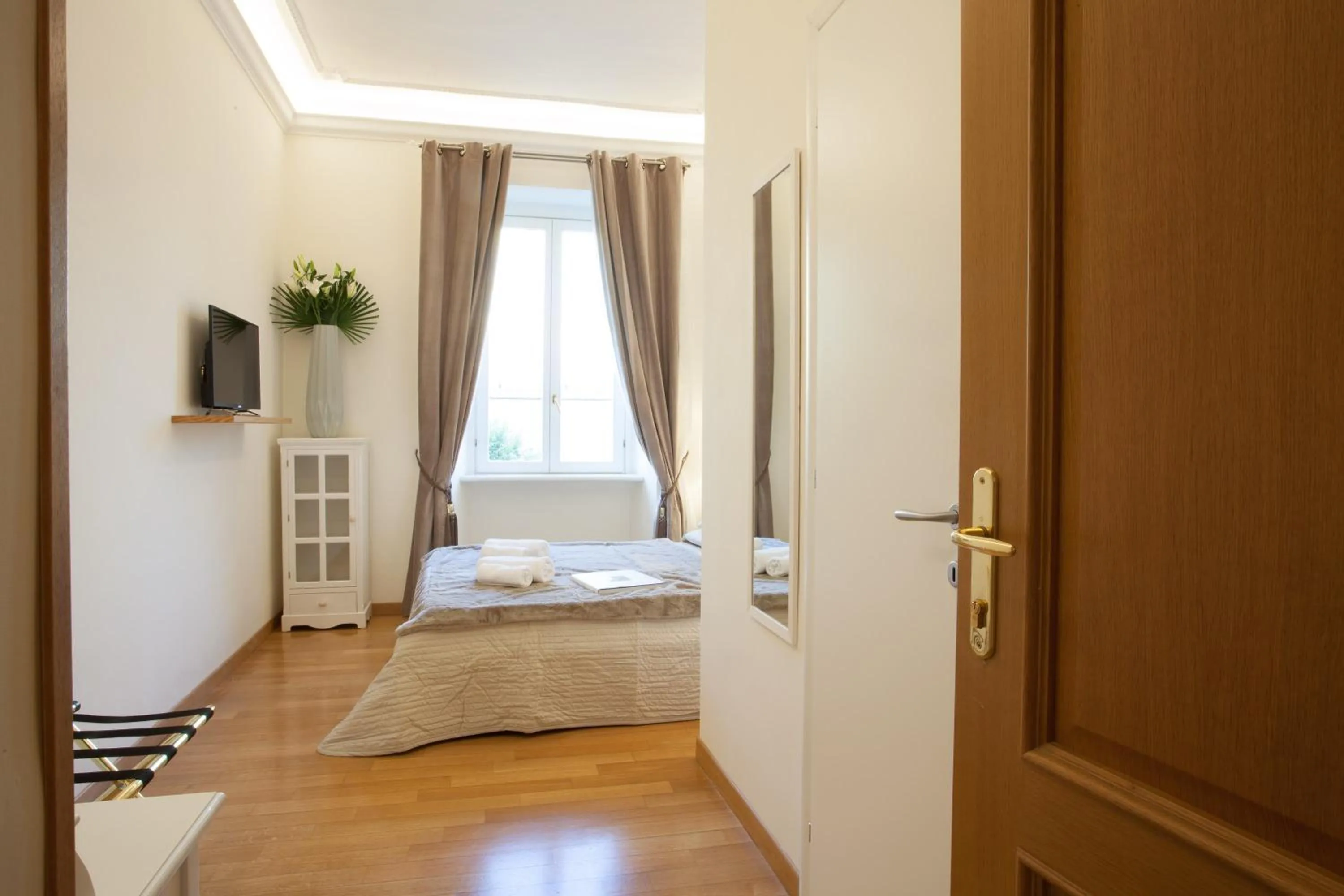 Photo of the whole room, Bed in InnsideRome