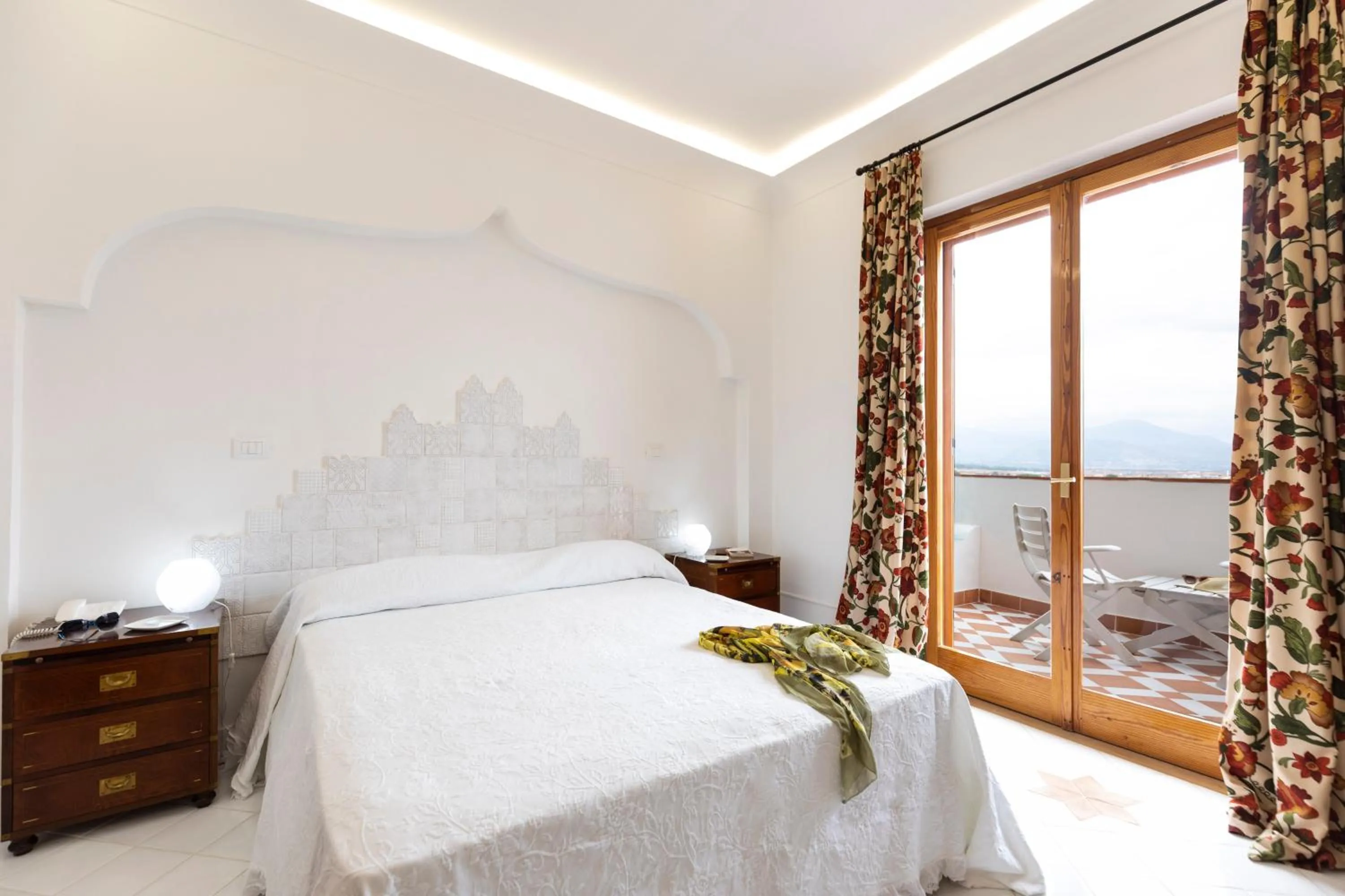 Sea view, Bed in Grand Hotel De Rose