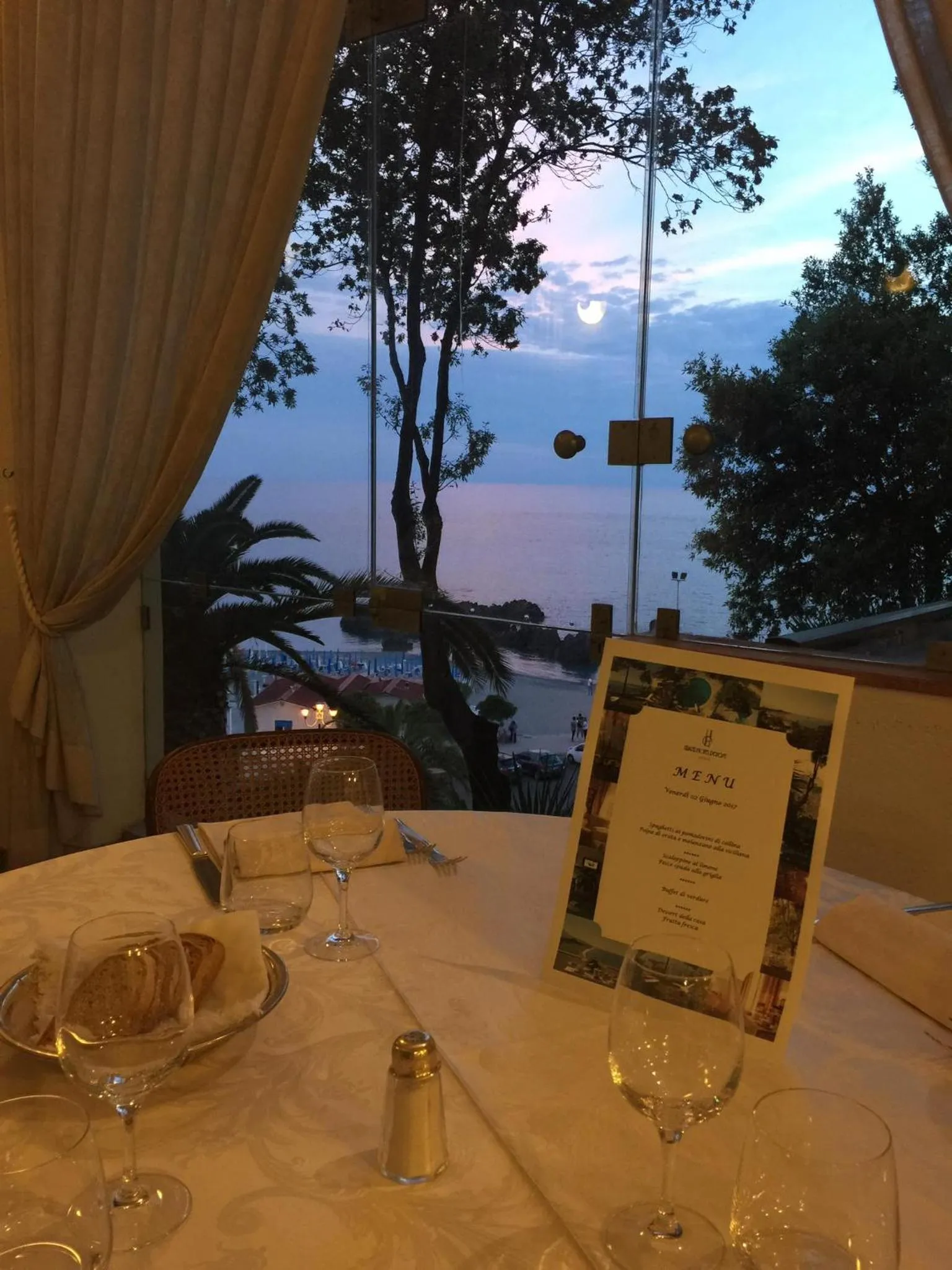 Restaurant/places to eat in Grand Hotel De Rose