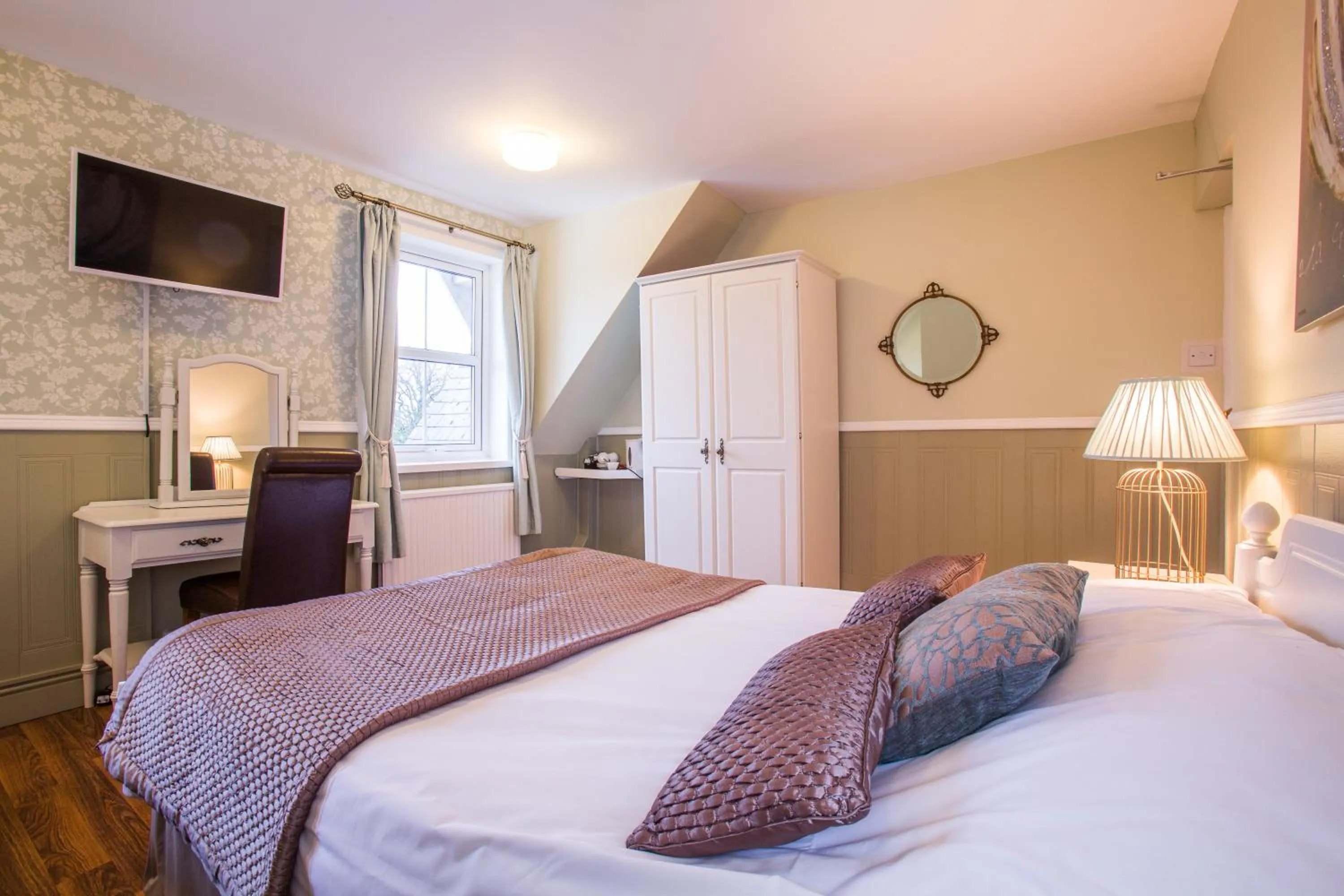 Photo of the whole room, Bed in The Manor at Bickley