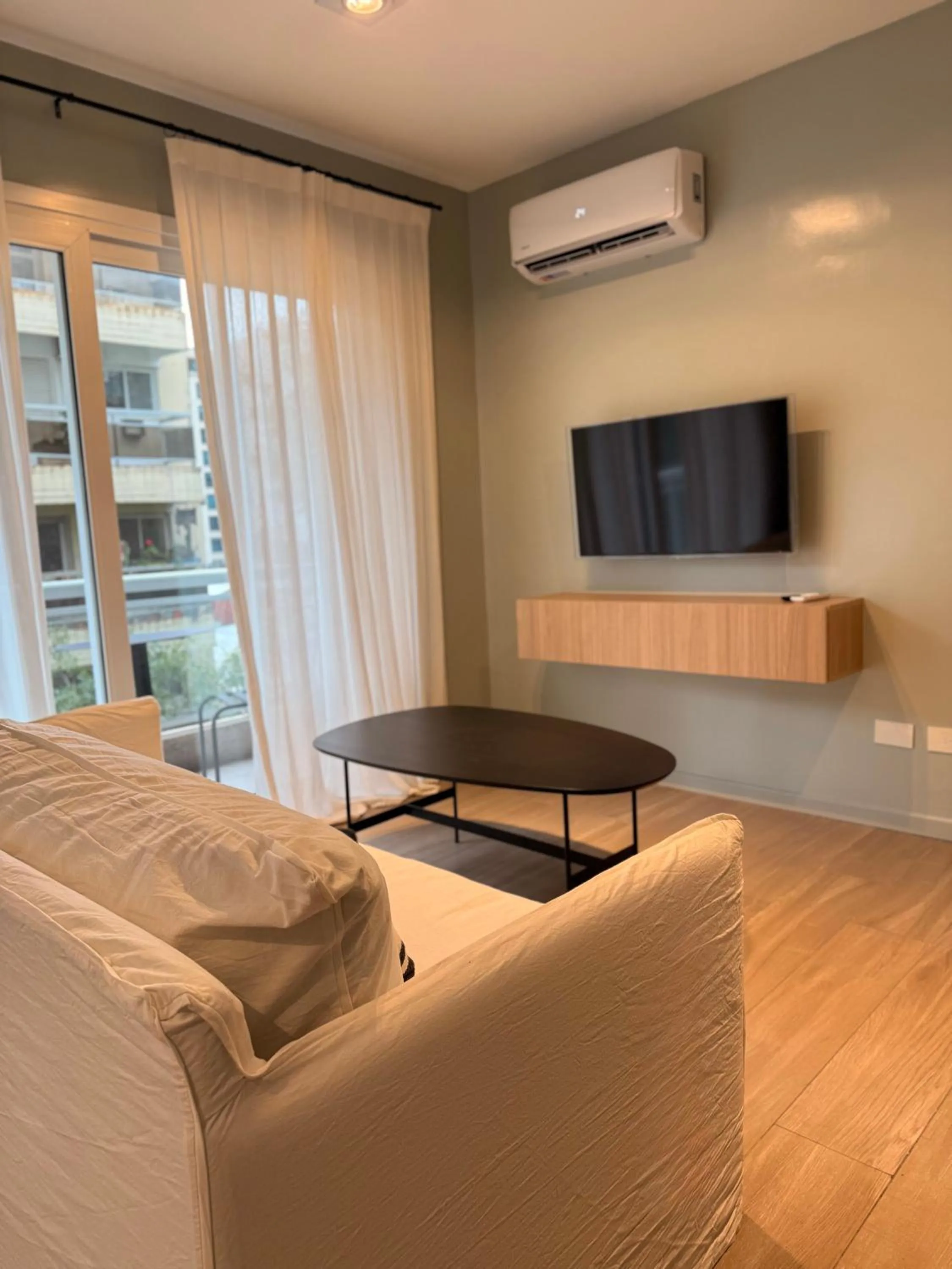 Communal lounge/ TV room in Sucre Suites