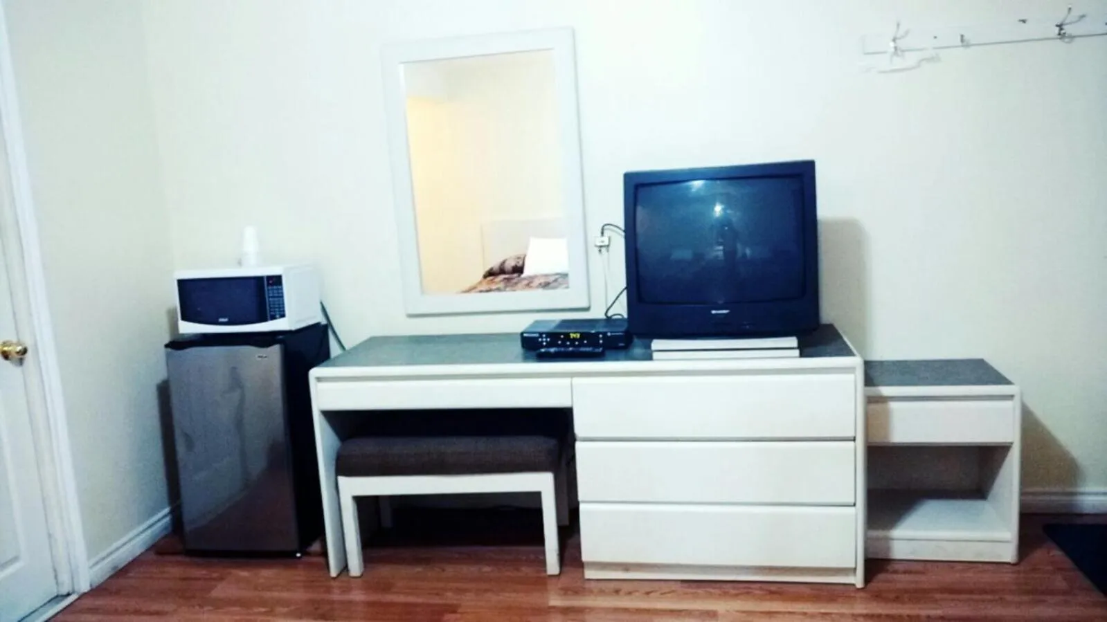 TV/Entertainment Center in Leisure Motel