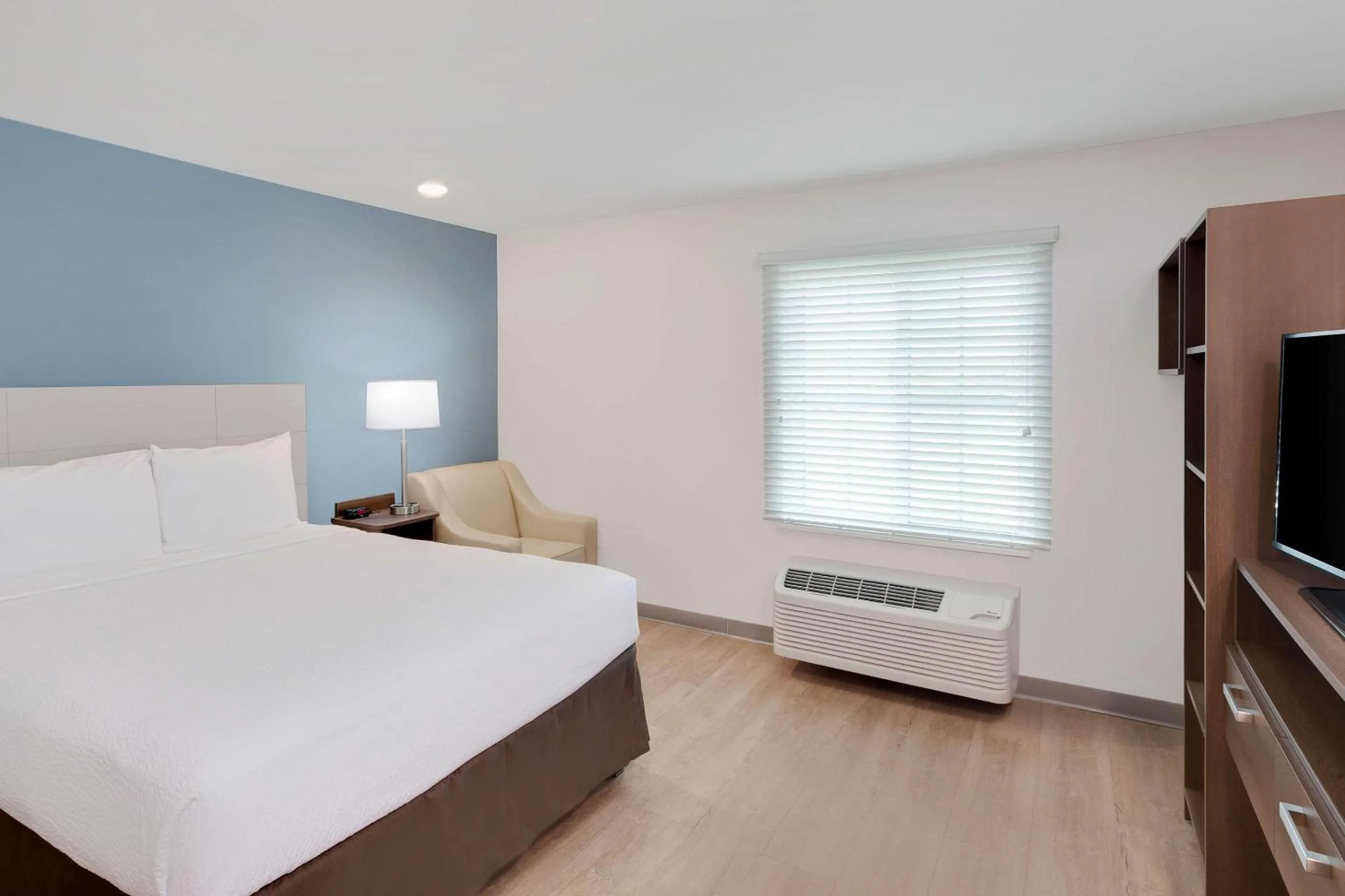 Photo of the whole room, Bed in WoodSpring Suites Bakersfield East