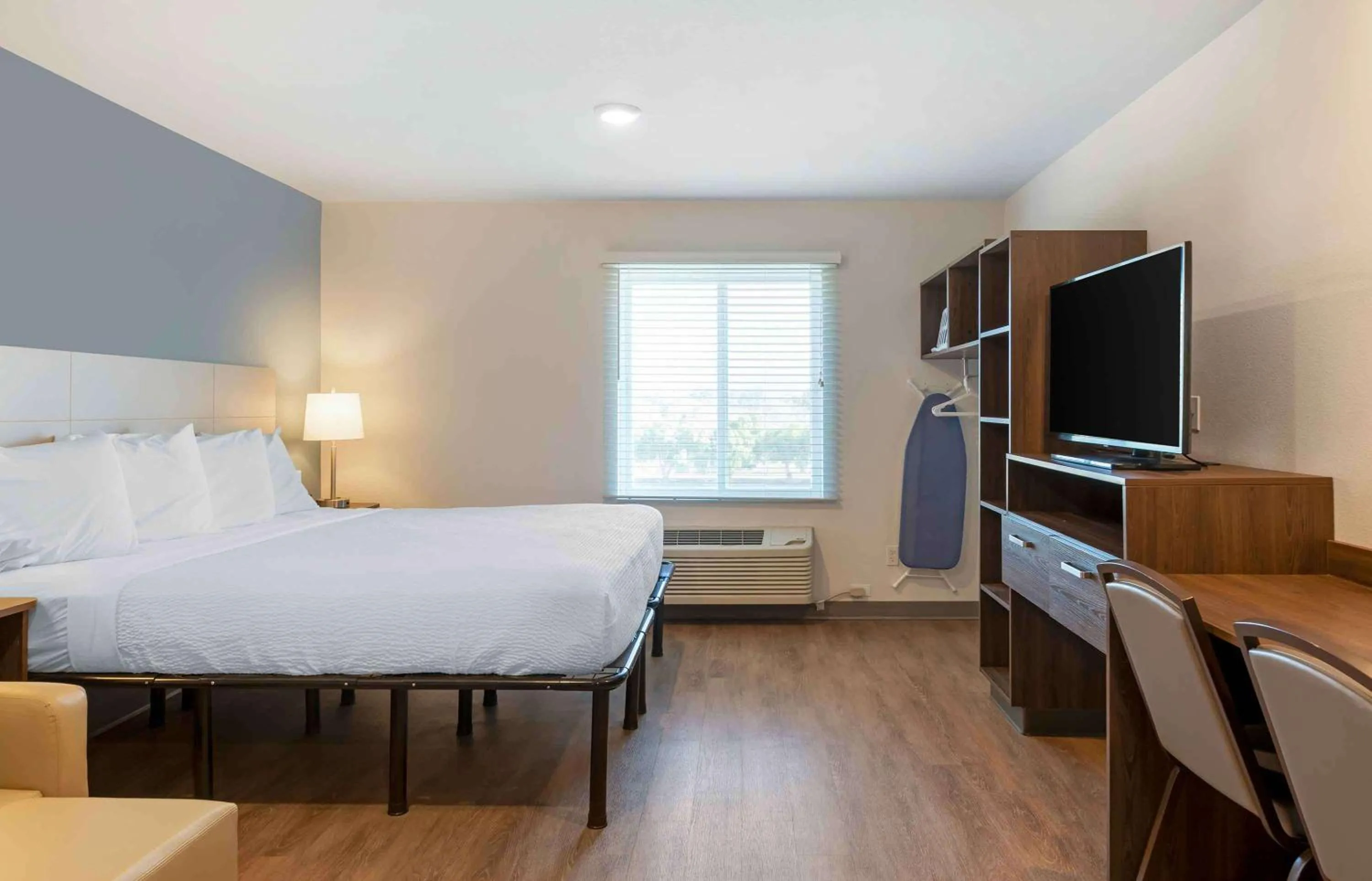 Bedroom, Bed in Extended Stay America Select Suites - Tampa - Northeast