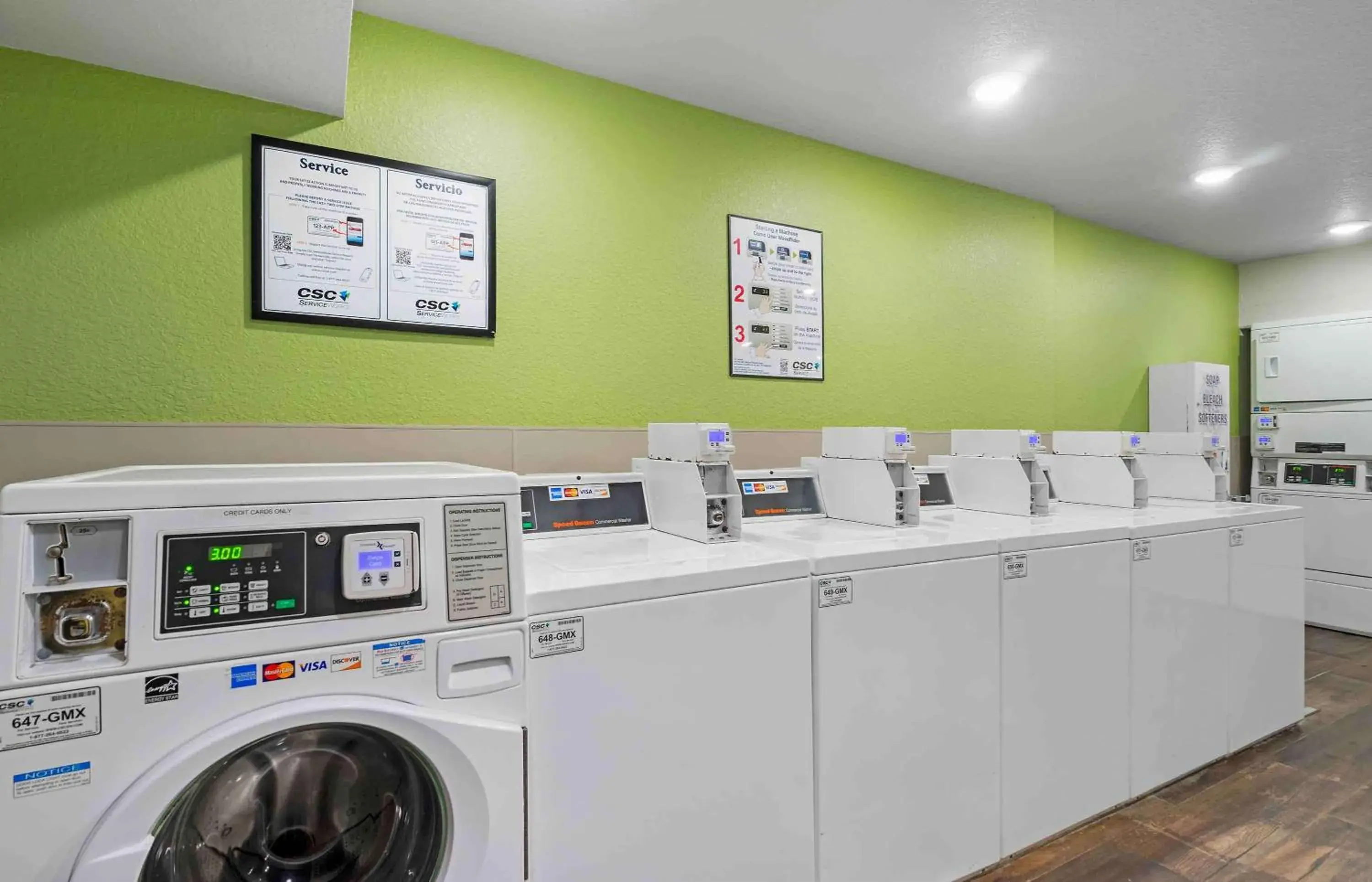 Property building in Extended Stay America Select Suites - Tampa - Northeast Property building in Extended Stay America Select Suites - Tampa - Northeast