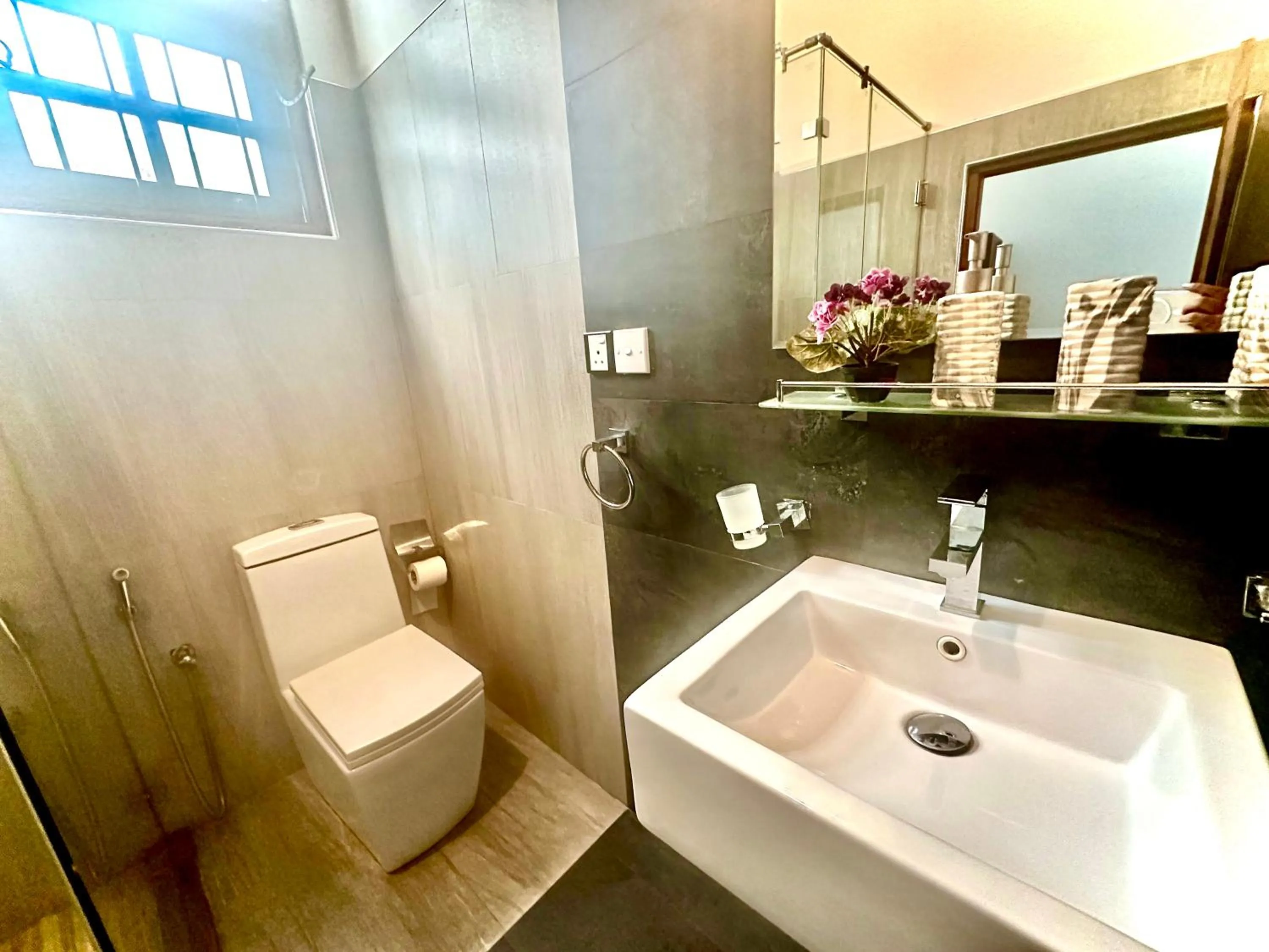 St CLAIRE'S GREEN Negombo Hotel & Hostels