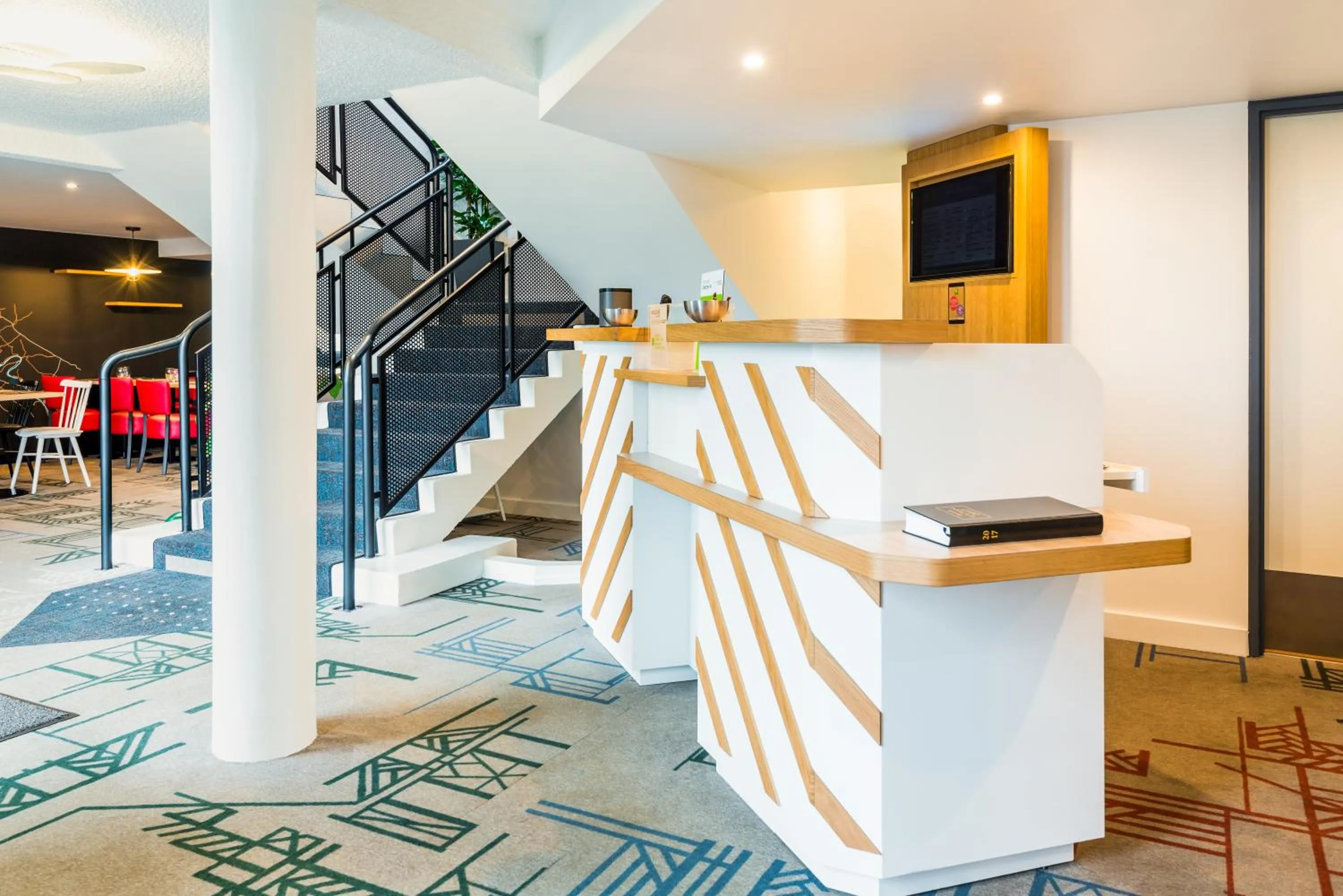 Lobby or reception in ibis Styles Rouen Val De Reuil