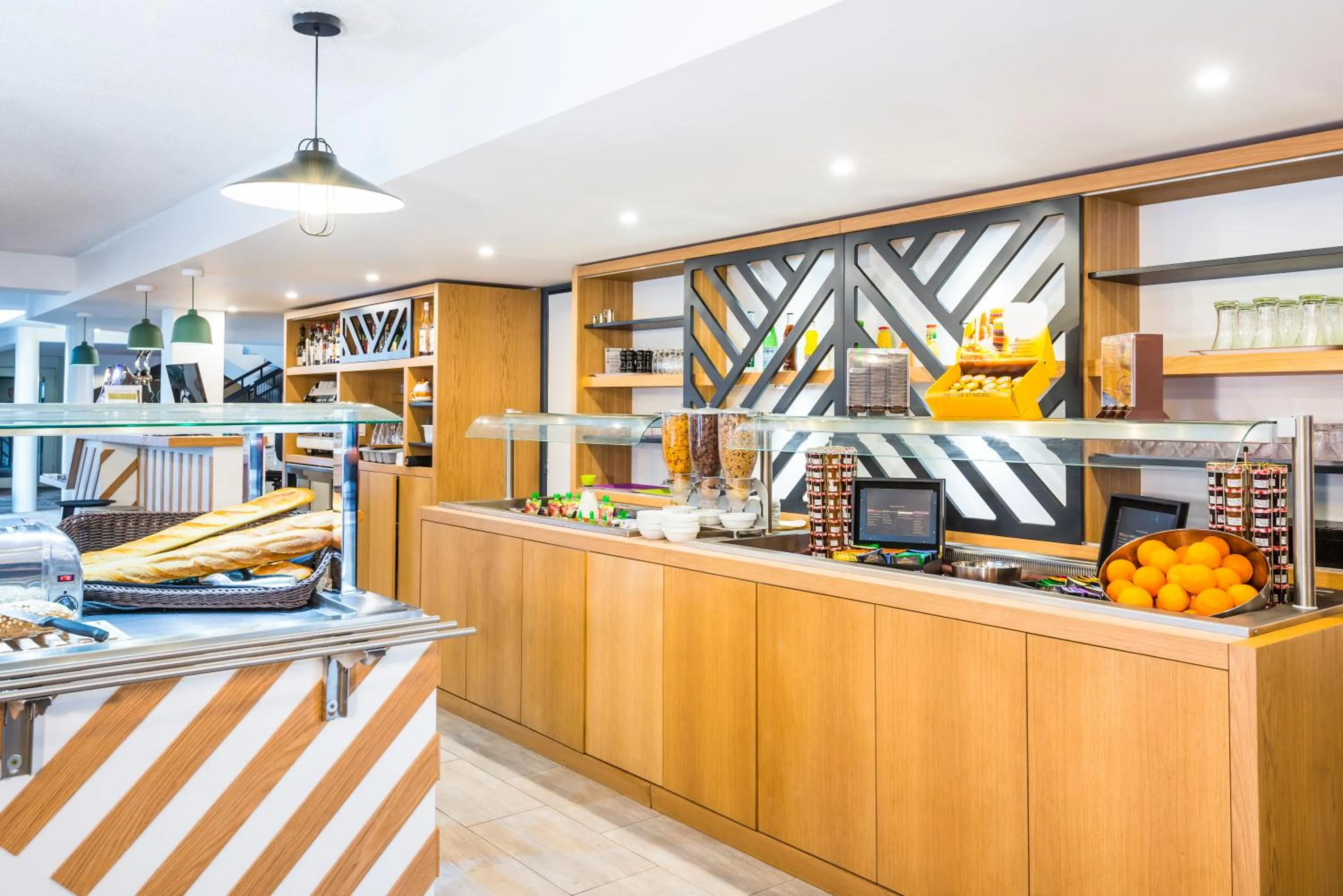 Restaurant/places to eat in ibis Styles Rouen Val De Reuil