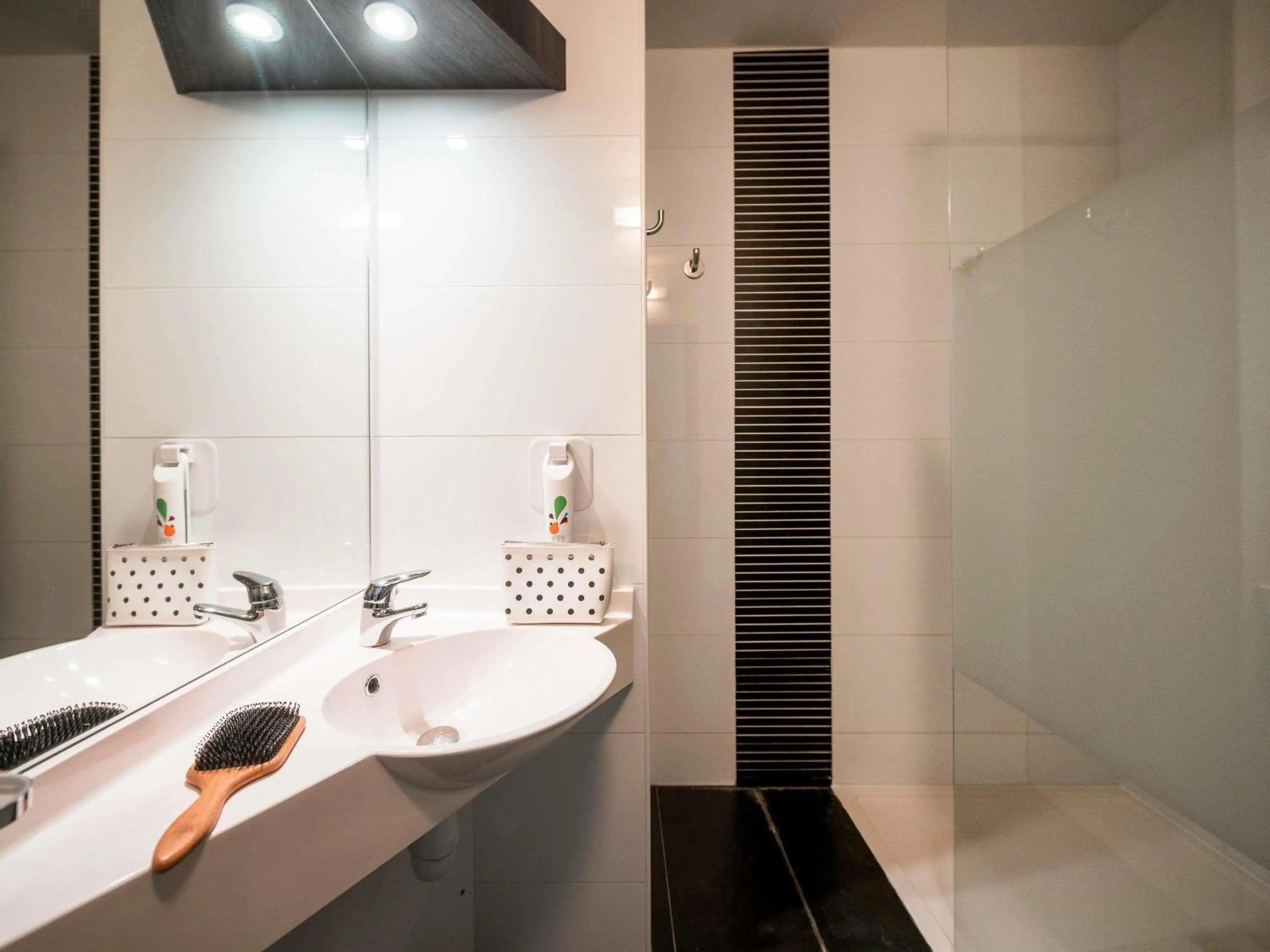 Bedroom in ibis Styles Rouen Val De Reuil