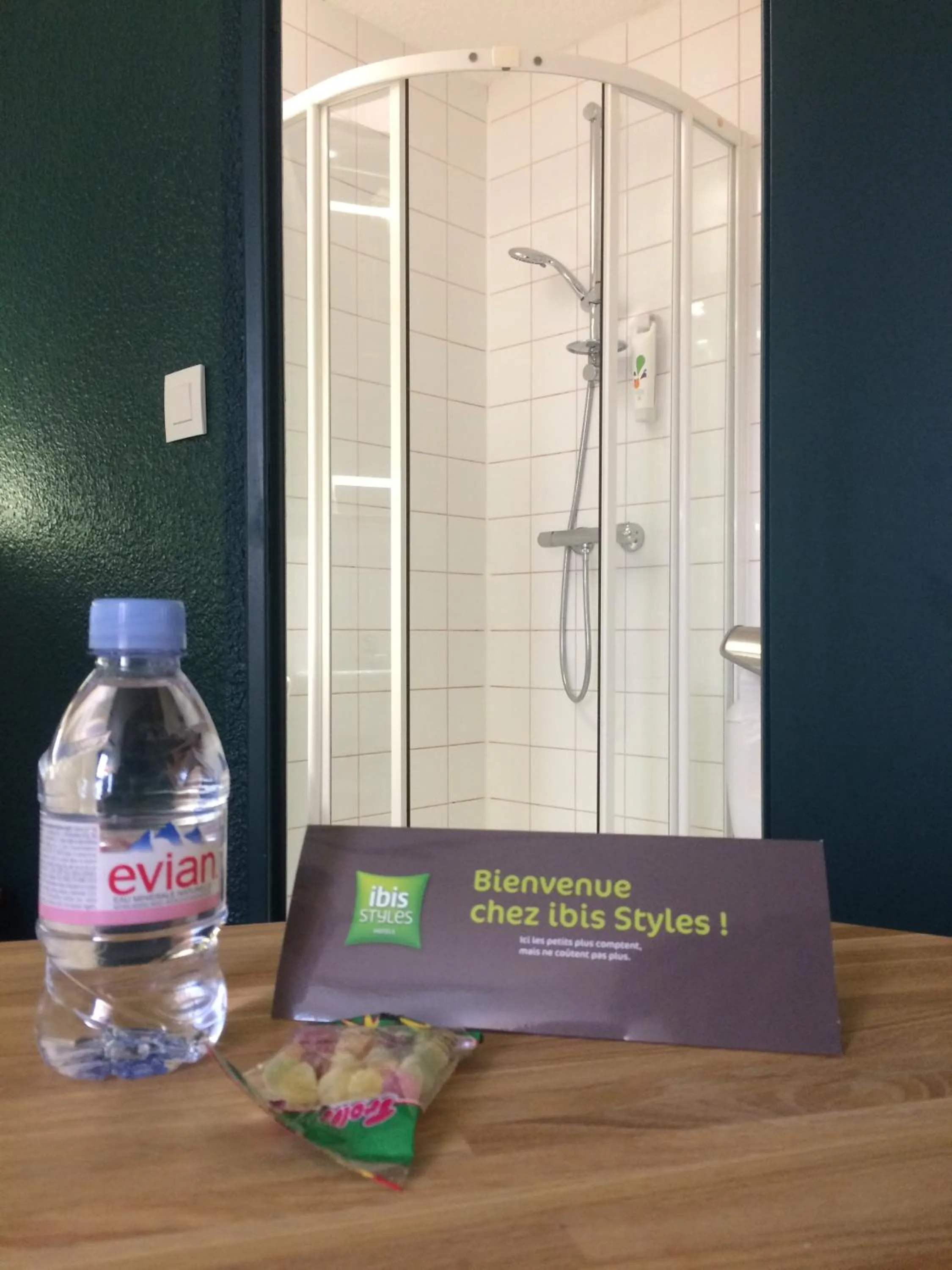 Bathroom in ibis Styles Rouen Val De Reuil