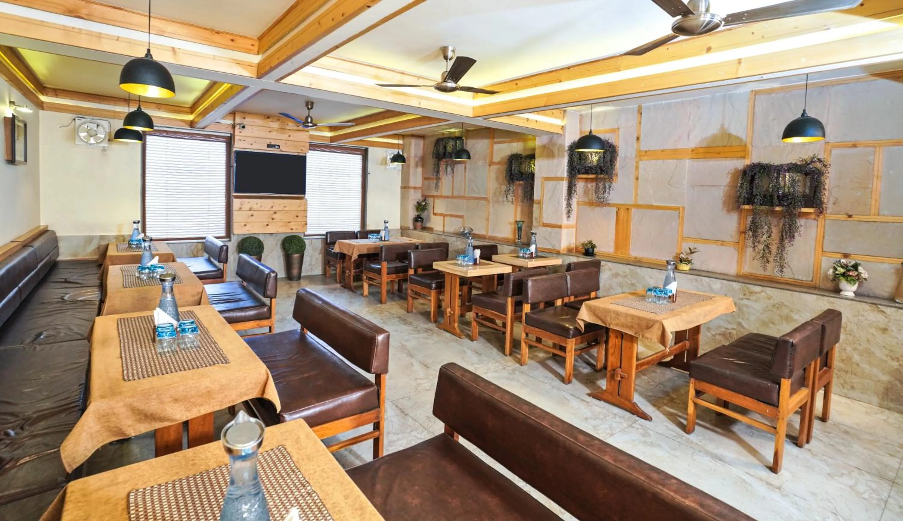 Restaurant/places to eat in Mayur Hotel Bar And Restaurant