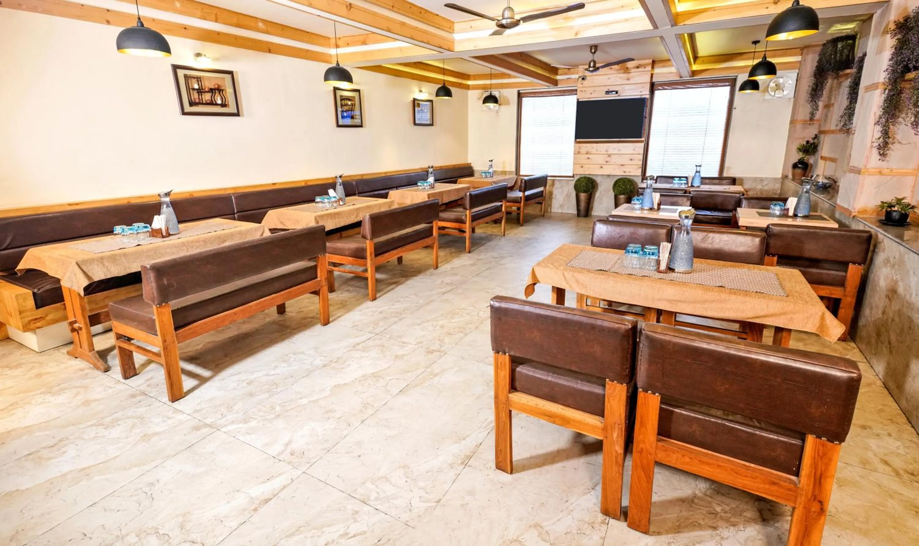 Restaurant/places to eat in Mayur Hotel Bar And Restaurant