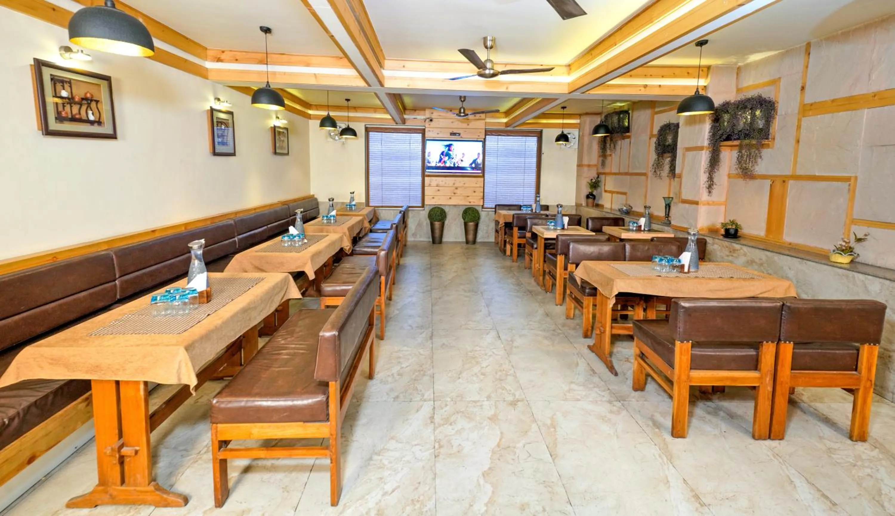 Restaurant/places to eat in Mayur Hotel Bar And Restaurant