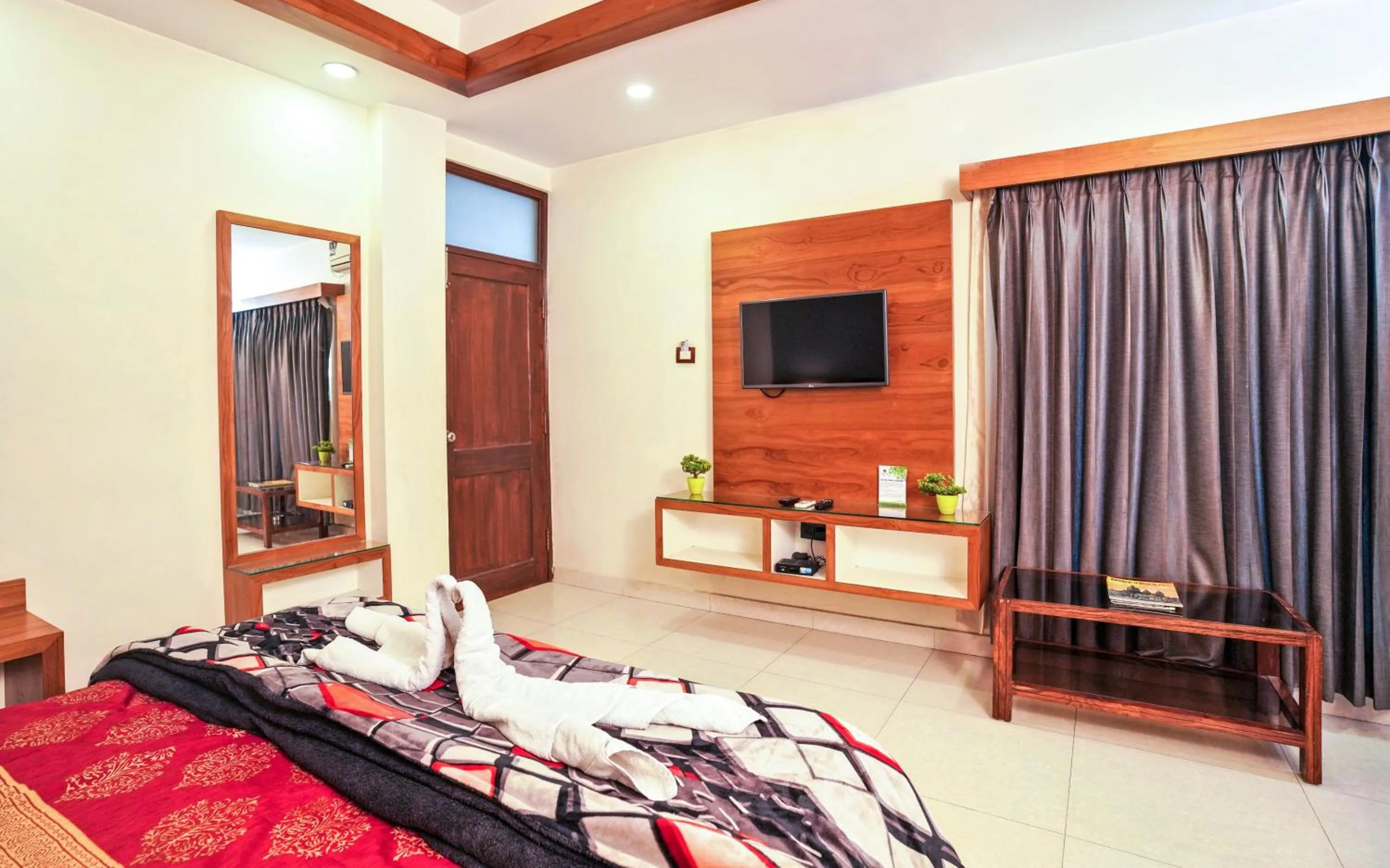 Communal lounge/ TV room, Bed in Mayur Hotel Bar And Restaurant