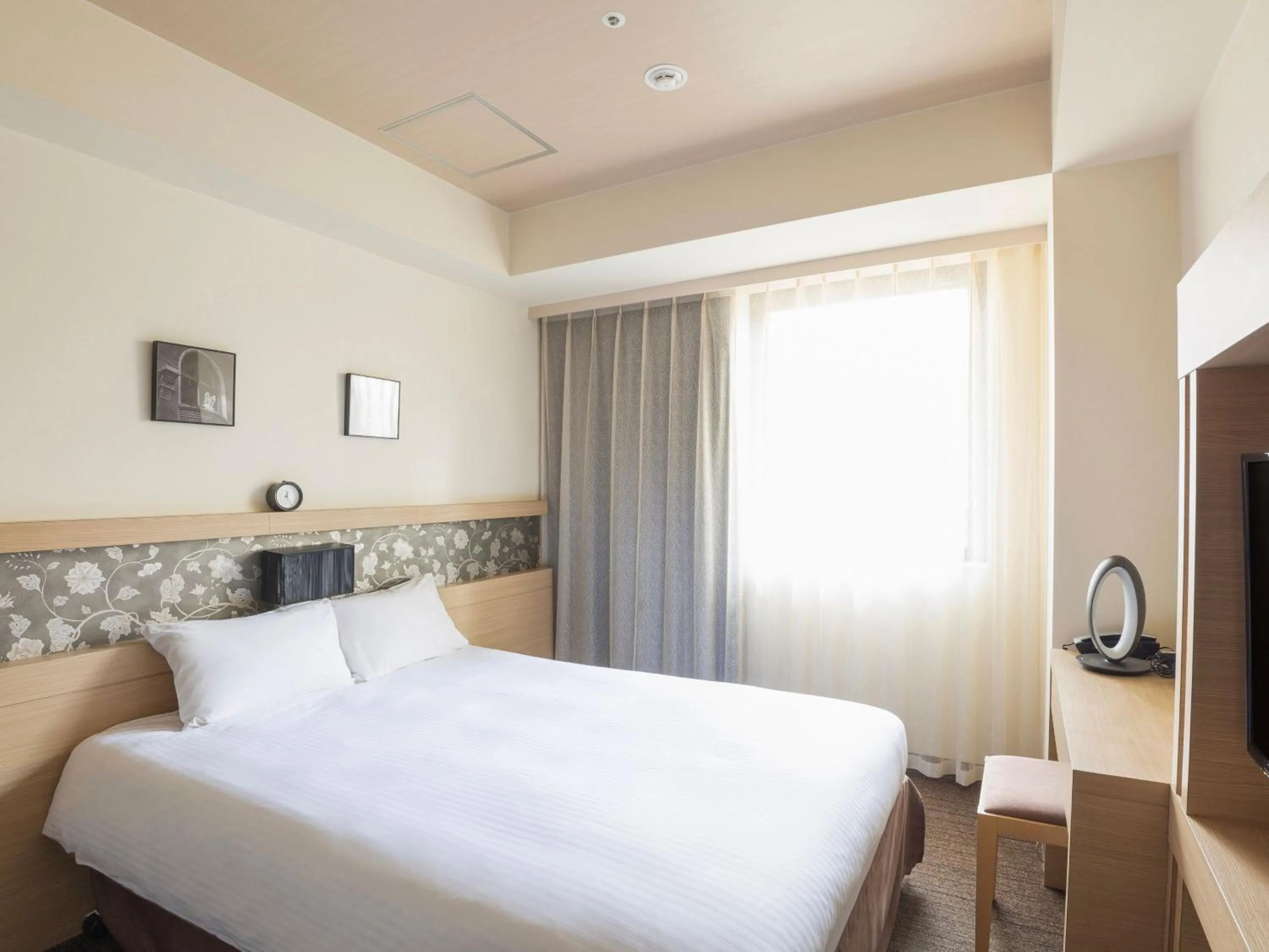 Photo of the whole room, Bed in Hotel Keihan Yodoyabashi