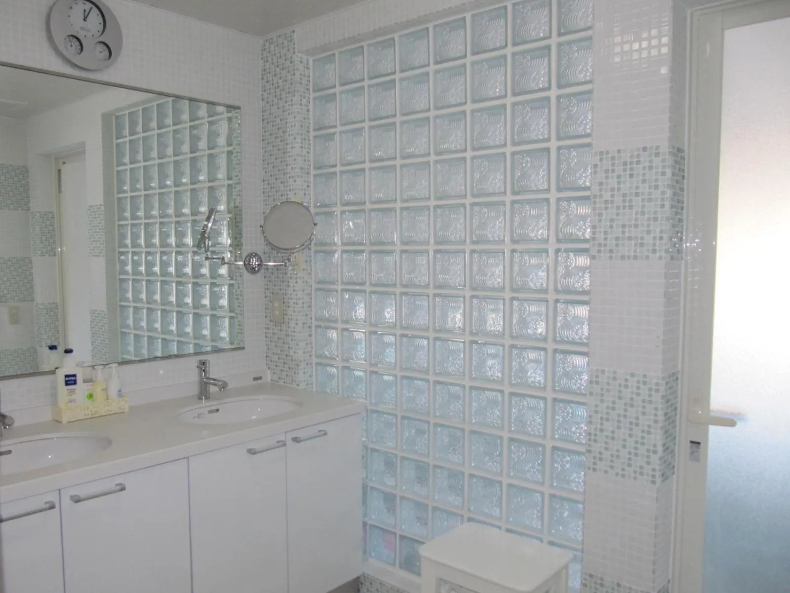 Hot Spring Bath in Chateau Le Fleur