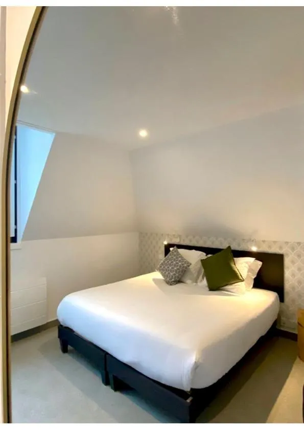 Bed in Hotel de France