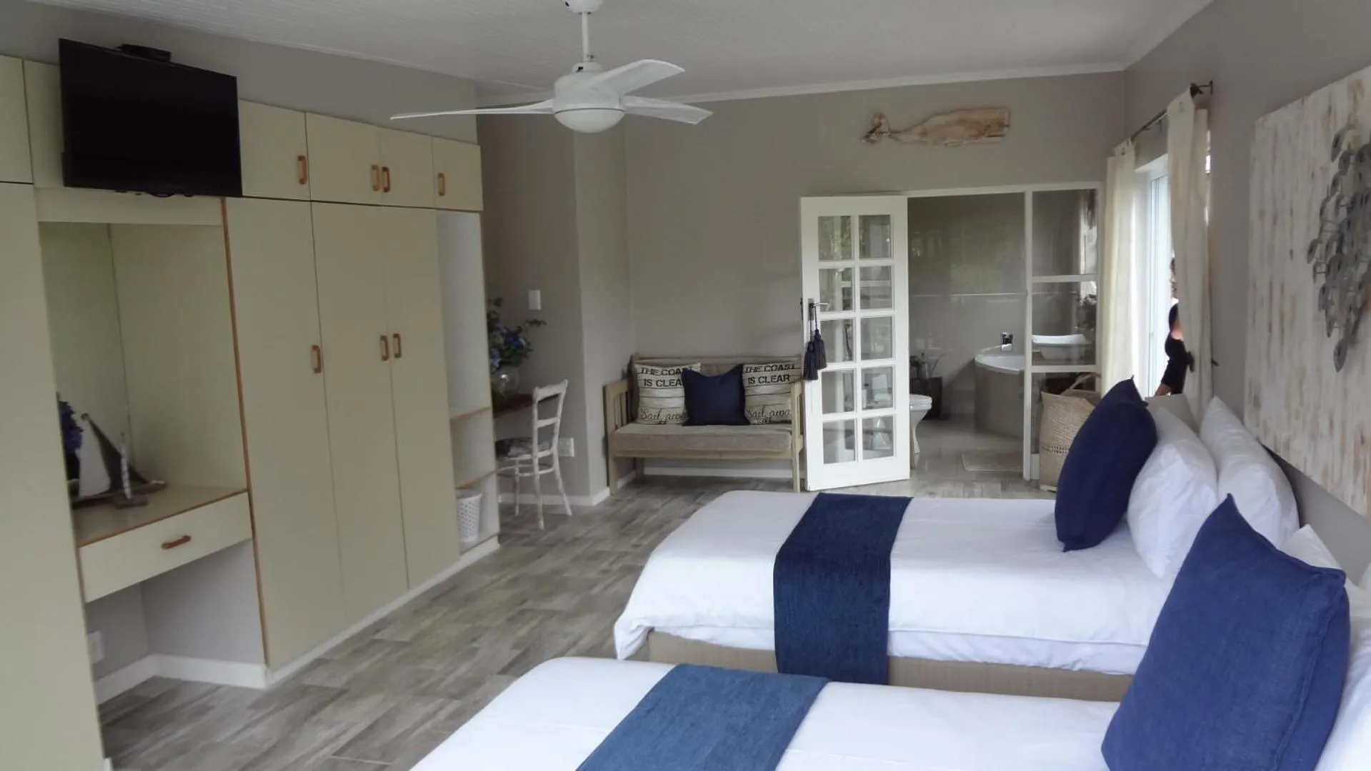 Photo of the whole room, Bed in Log Inn