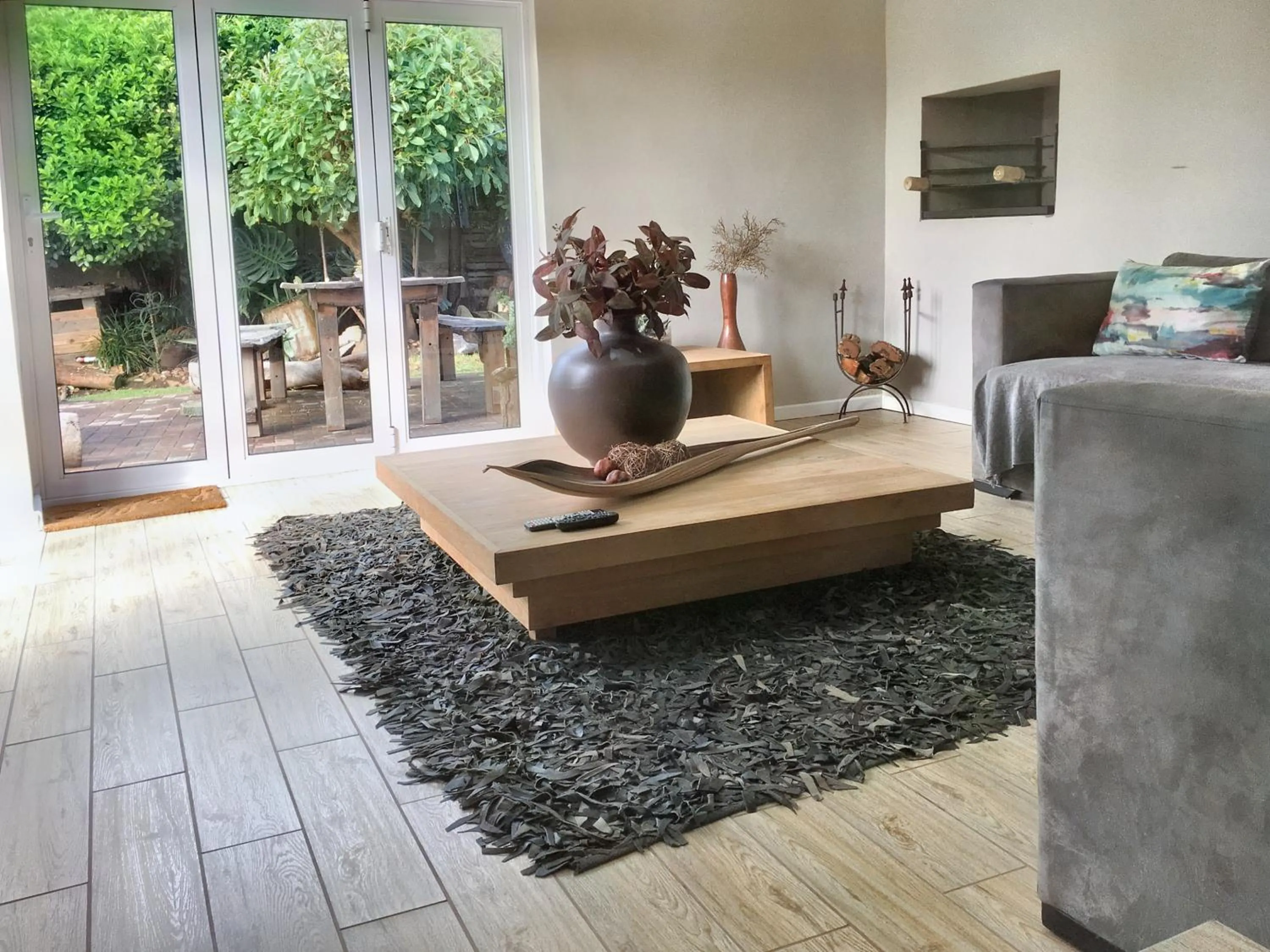 Communal lounge/ TV room in Log Inn