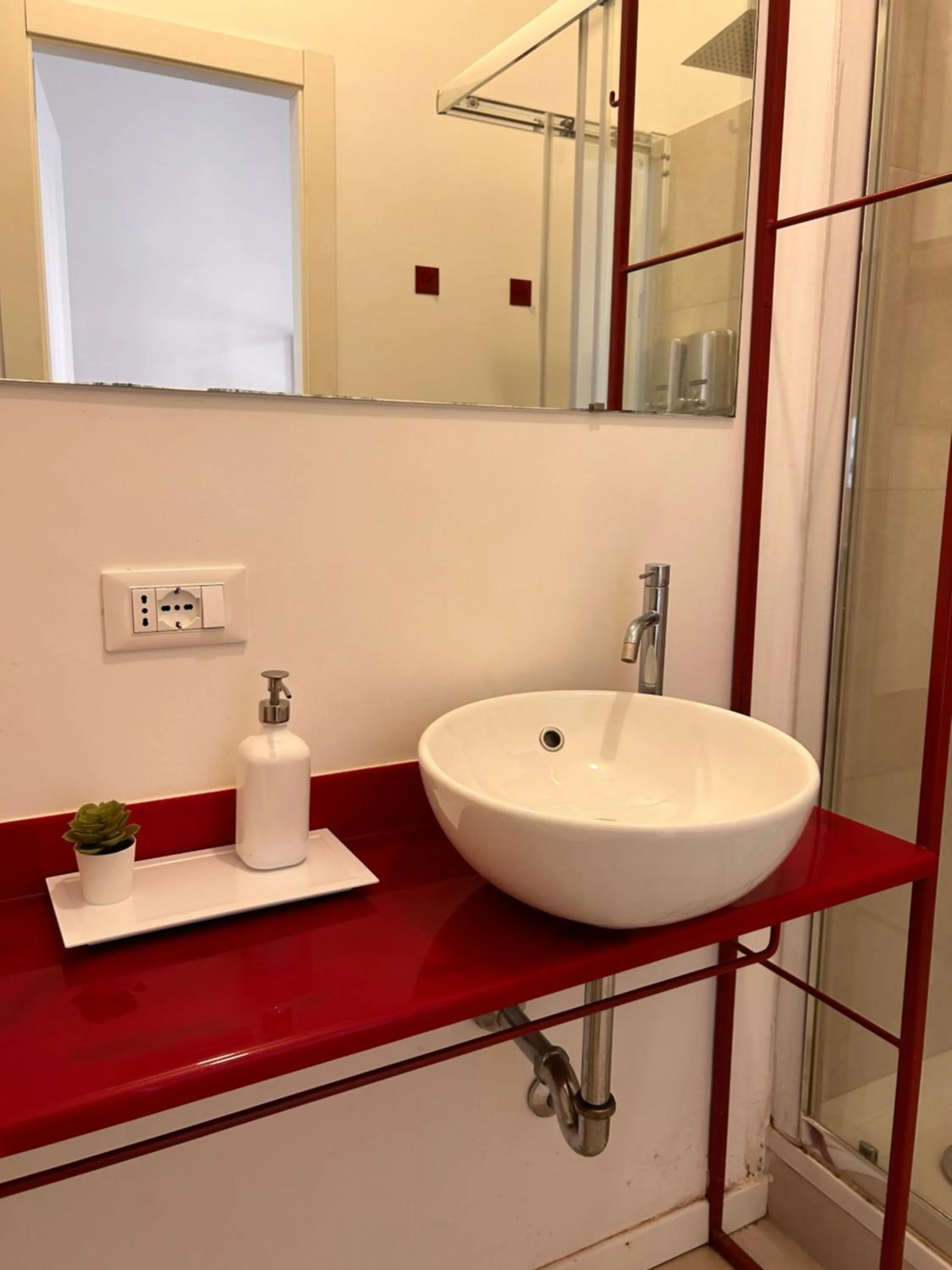 Shower in Suite Cardinale
