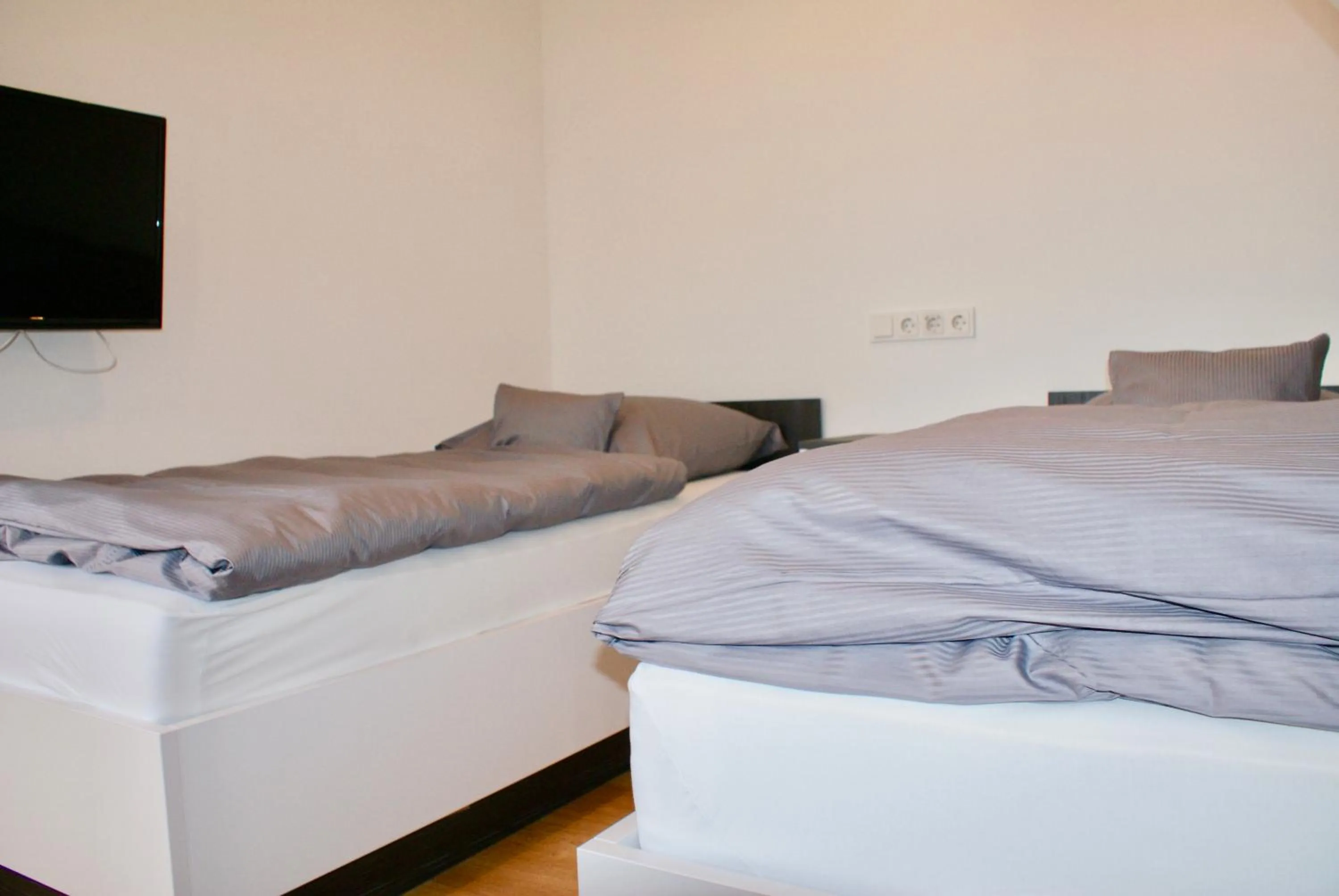 Photo of the whole room, Bed in Deichhotel Rose