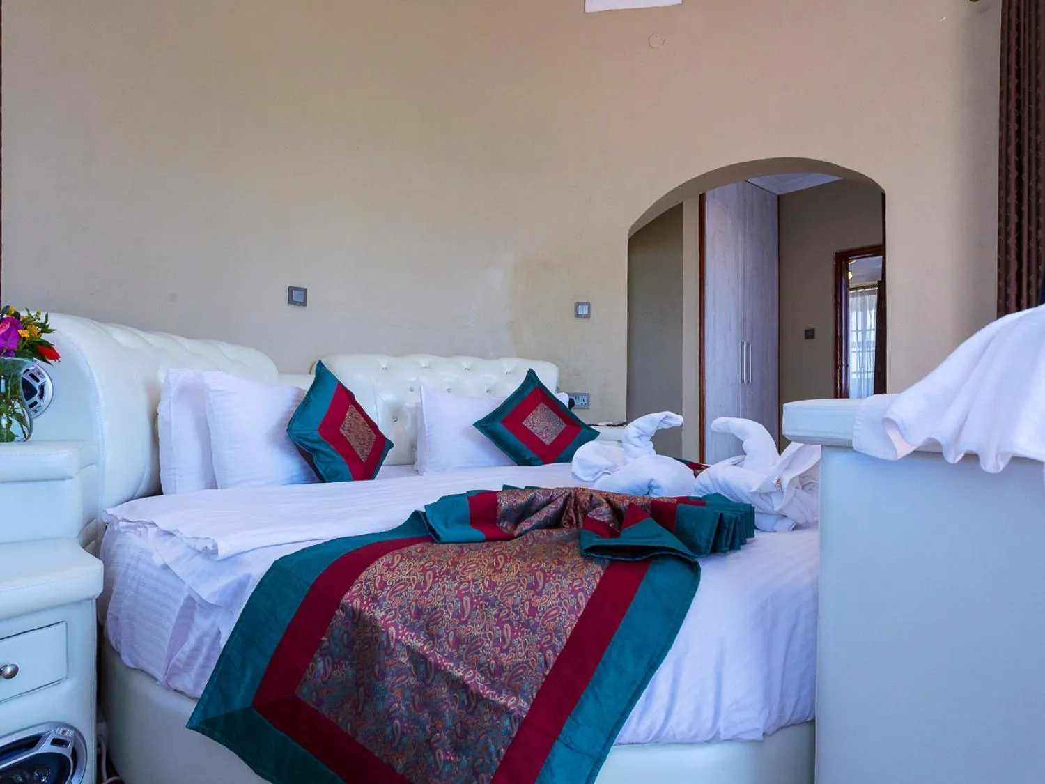 Bedroom, Bed in Comfort Gardens Sweetwaters