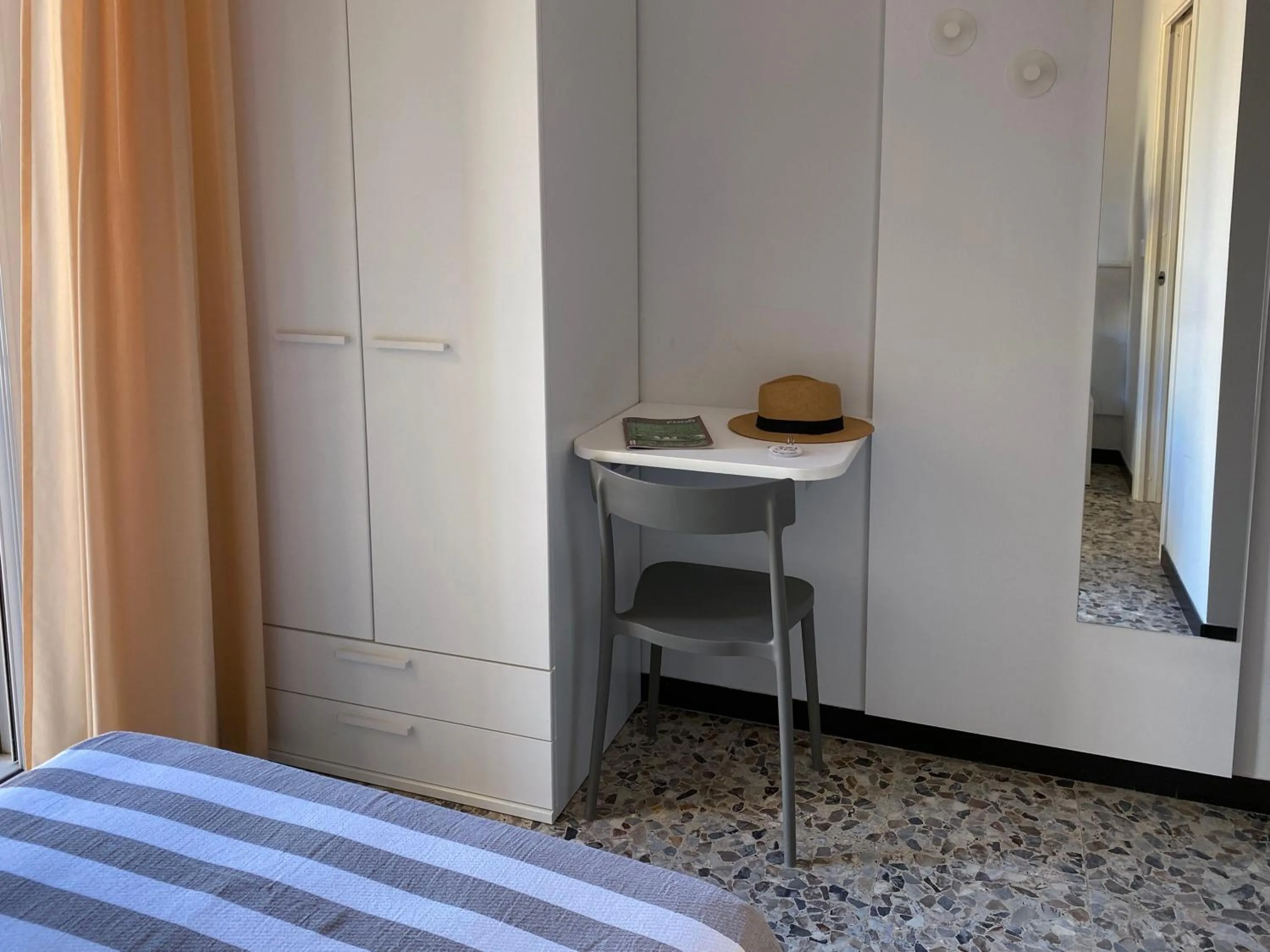 wardrobe, Bed in Hotel Villa Paolina