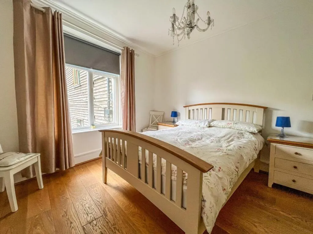 Bed in Moray Hastings