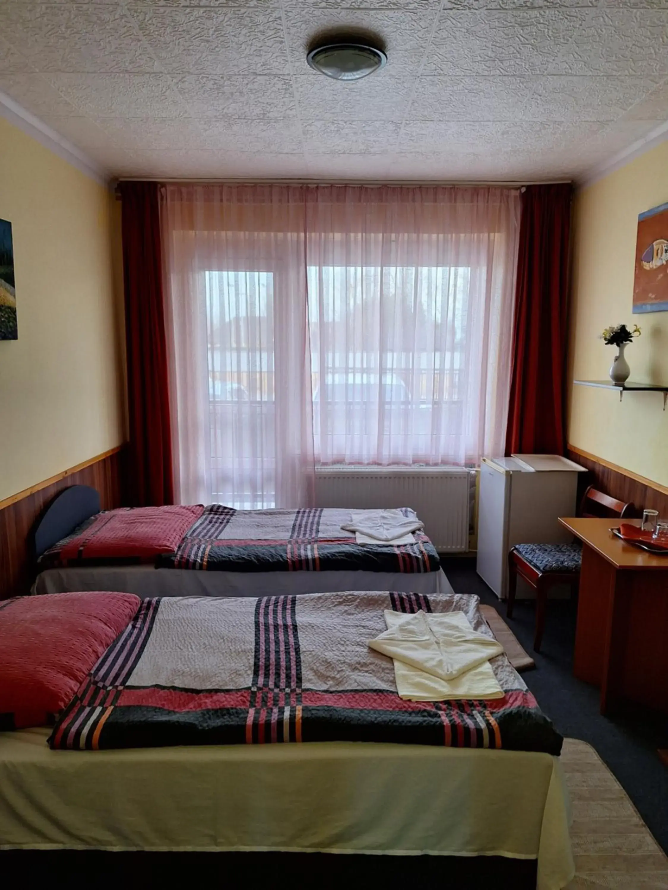 Twin Room with Balcony in Grill Terasz Étterem és Szálláshely Twin Room with Balcony in Grill Terasz Étterem és Szálláshely