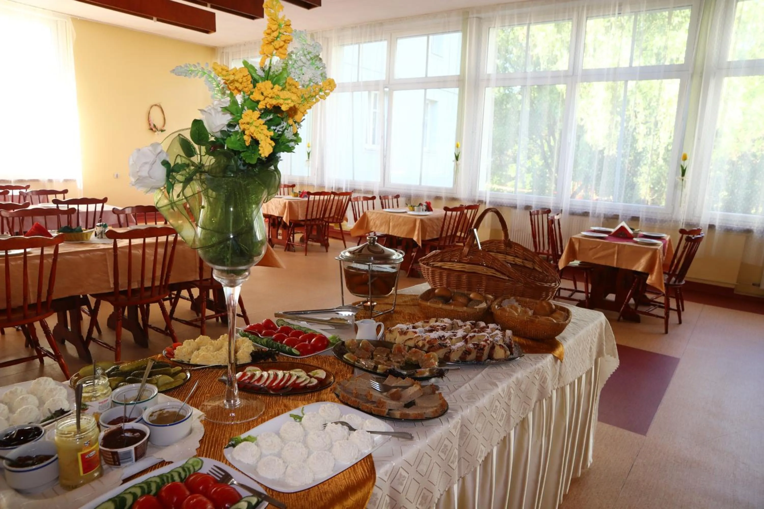 Buffet breakfast in Dom Wypoczynkowy HALKA Kudowa-Zdrój w górach
