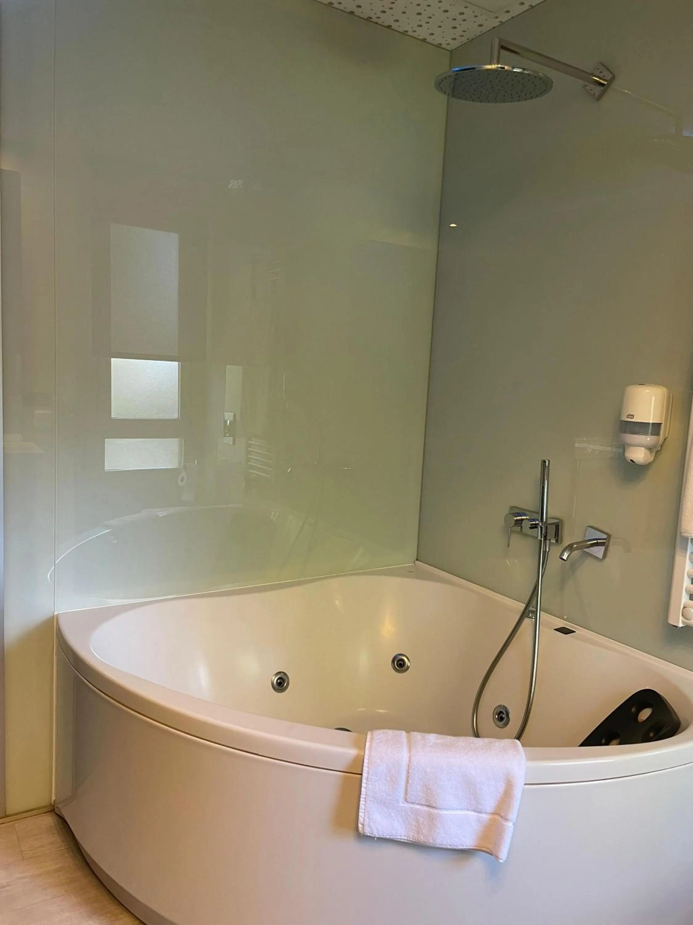 Hot Tub in Hotel Confort BRASEROS