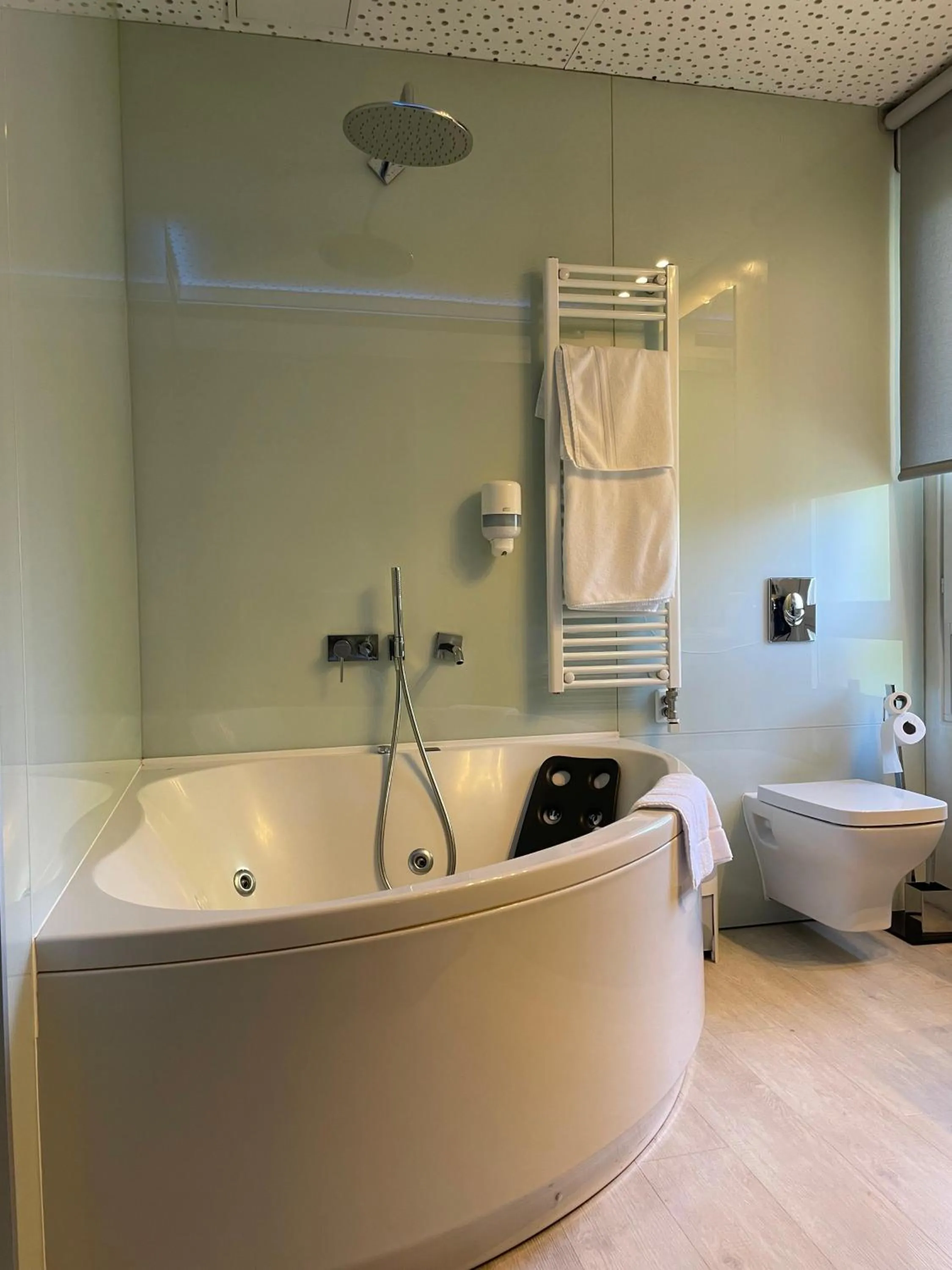 Hot Tub in Hotel Confort BRASEROS