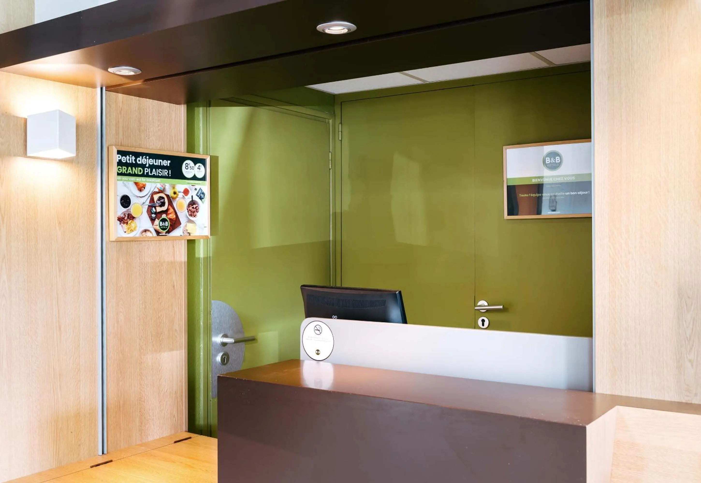 Lobby or reception in B&B HOTEL Lorient Lanester