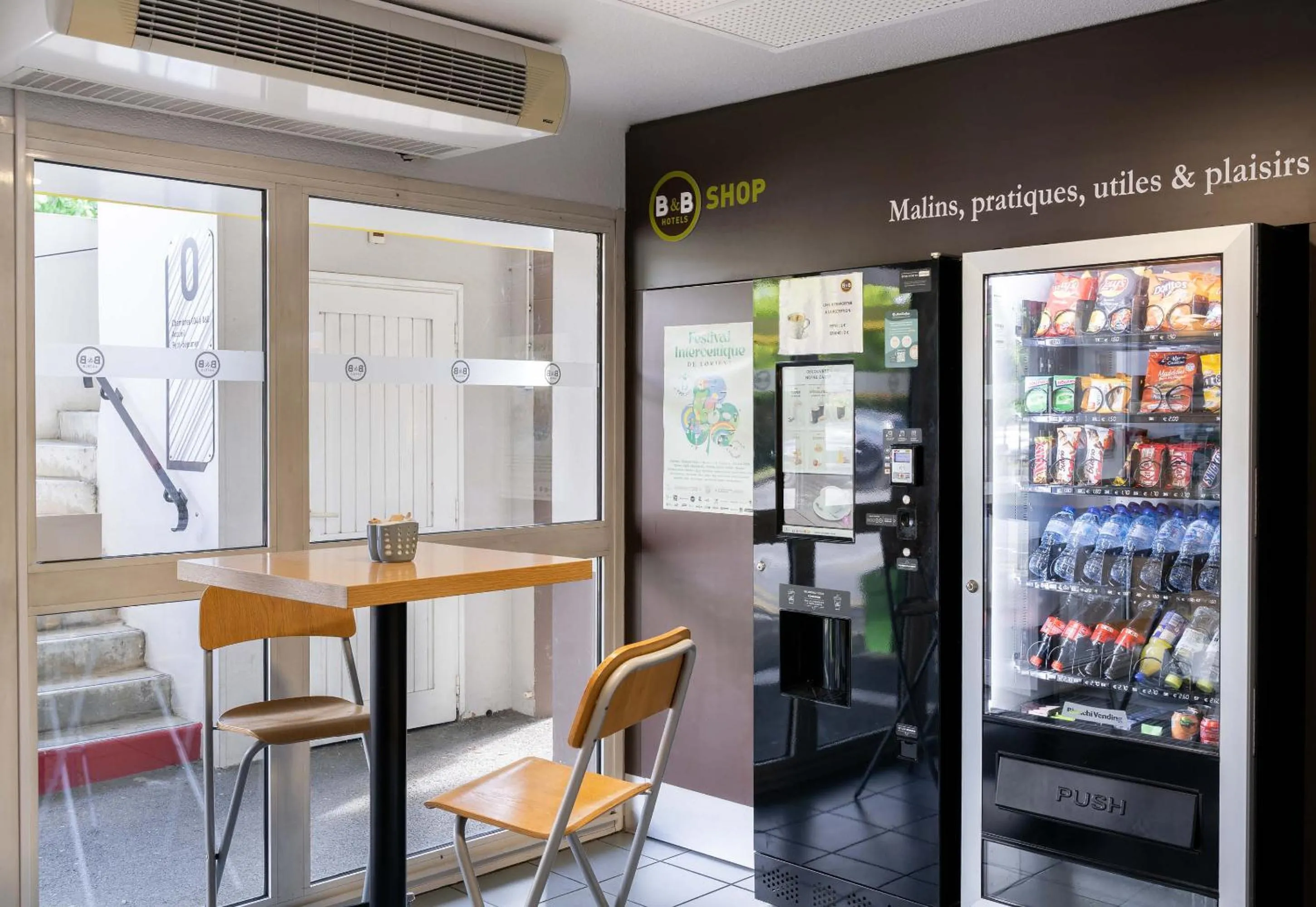 Lobby or reception in B&B HOTEL Lorient Lanester