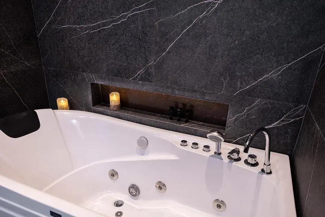 Hot Tub in Viola Gardens Residence Hot Tub in Viola Gardens Residence