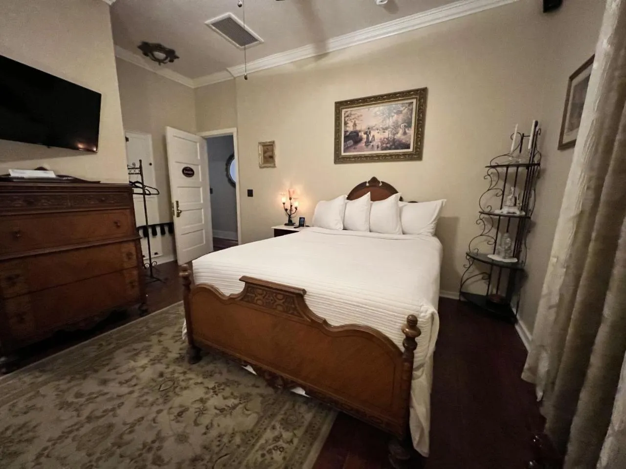 Bedroom, Bed in El Amador Inn Downtown Tucson