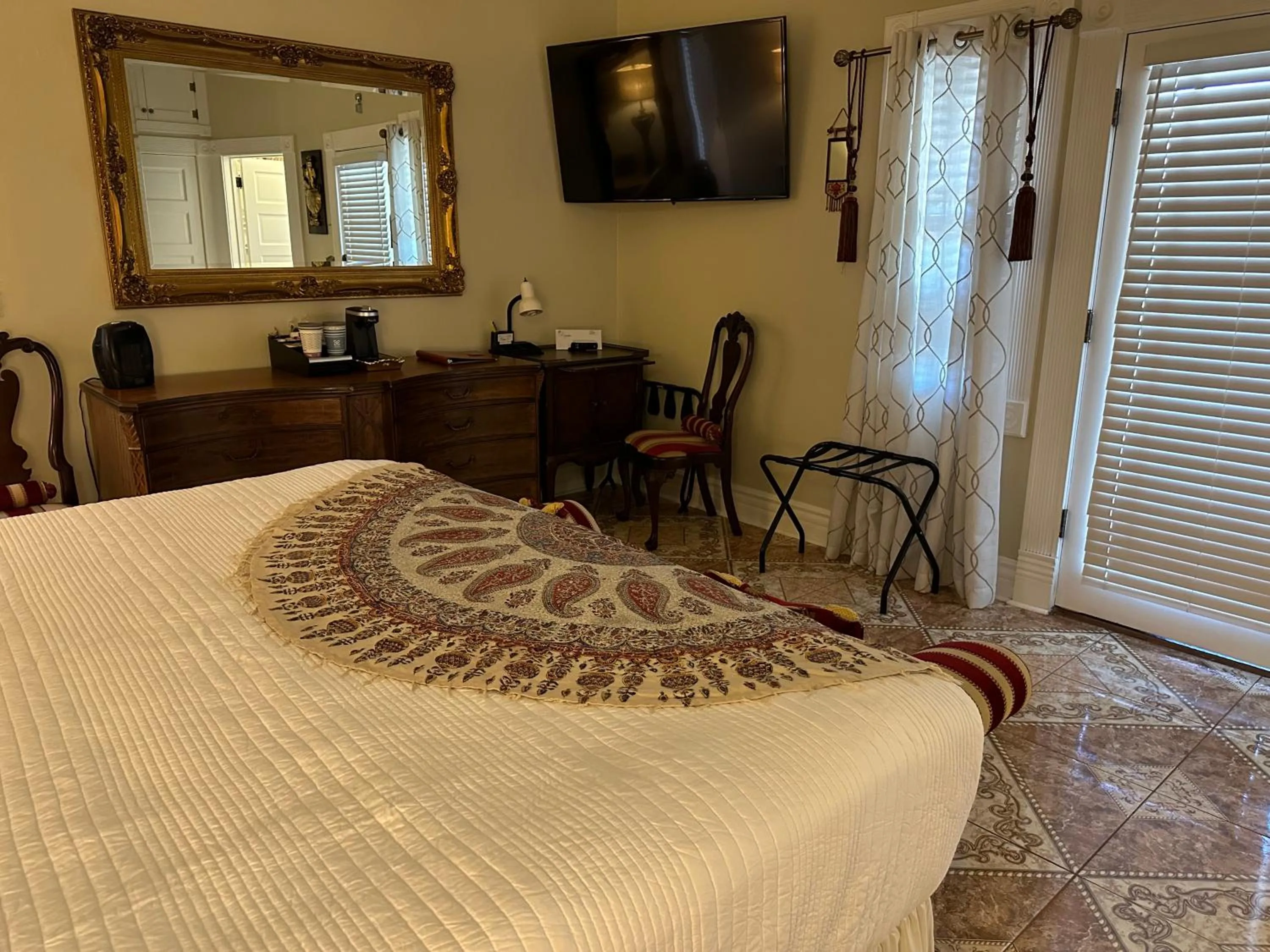 Bedroom, Bed in El Amador Inn Downtown Tucson