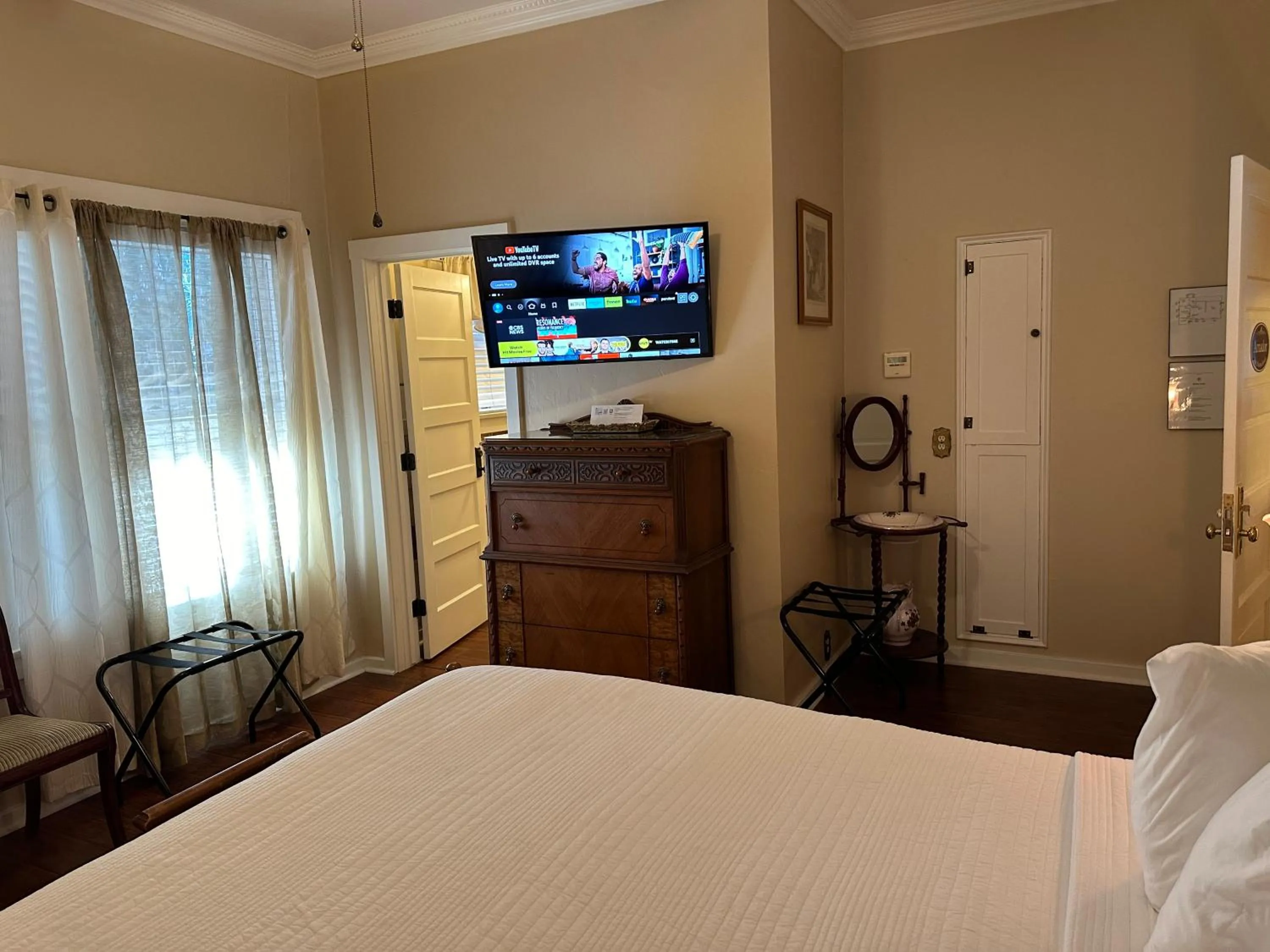 Photo of the whole room, Bed in El Amador Inn Downtown Tucson