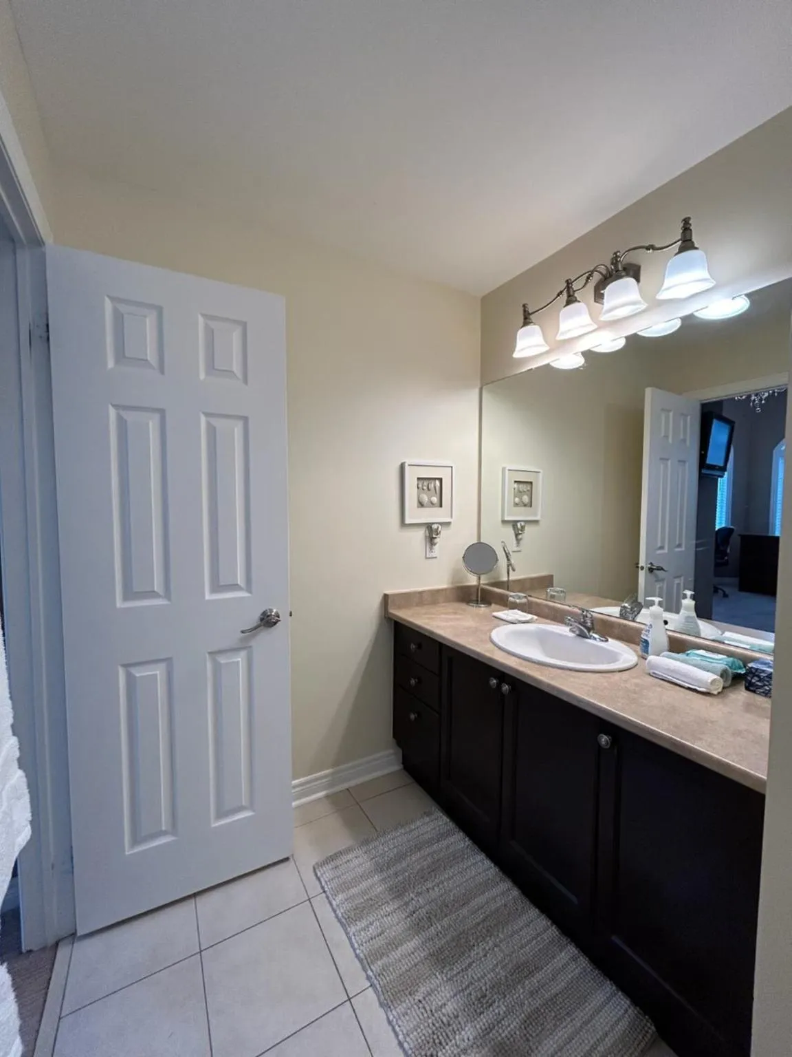 Shower in Willow Pond Satellite B&B