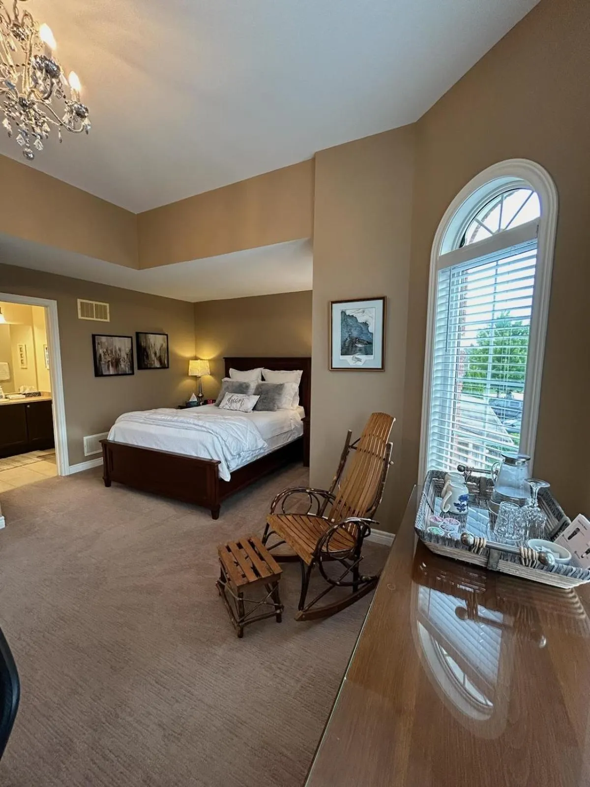 Bathroom, Bed in Willow Pond Satellite B&B