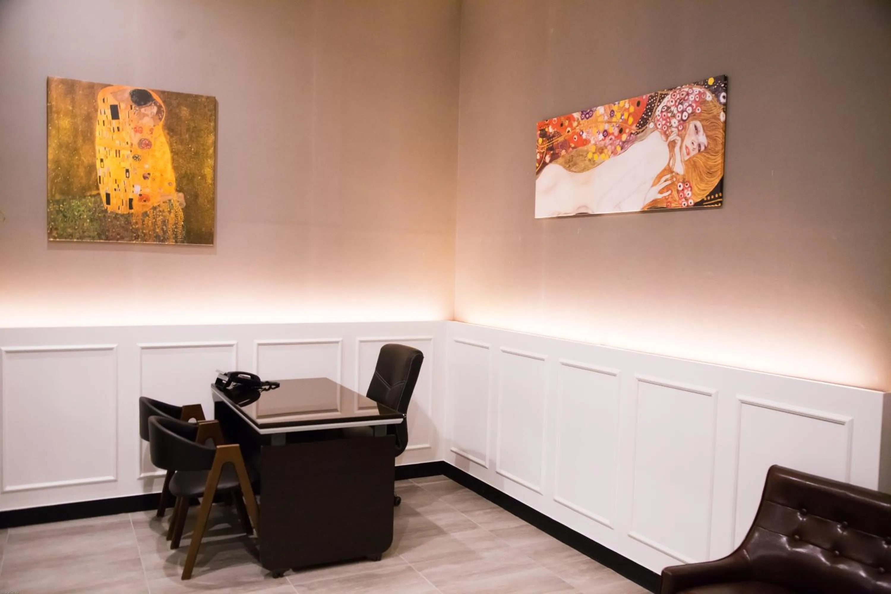 Communal lounge/ TV room in Vella Suite Hotel