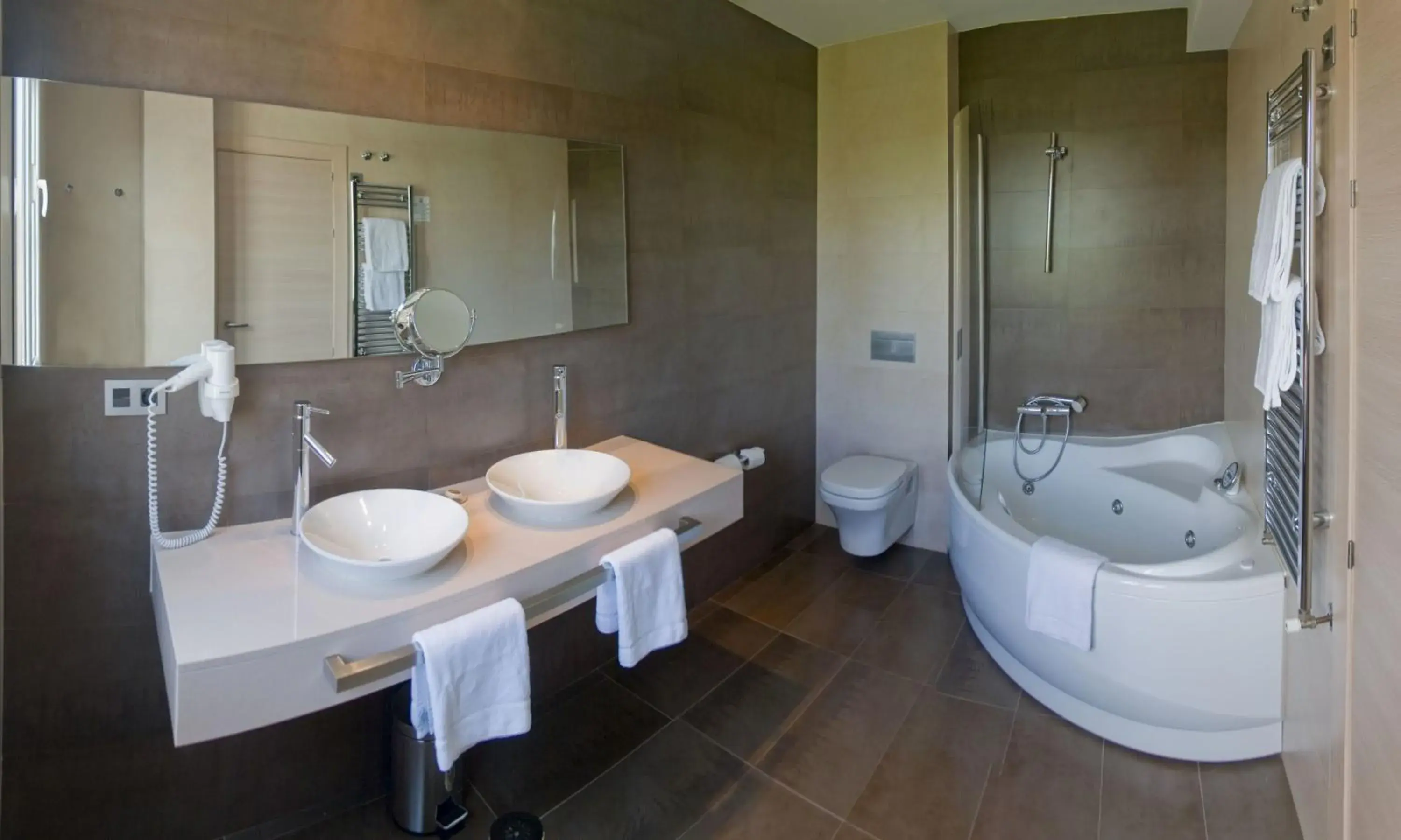 Hot Tub in Hotel Asturias Hot Tub in Hotel Asturias