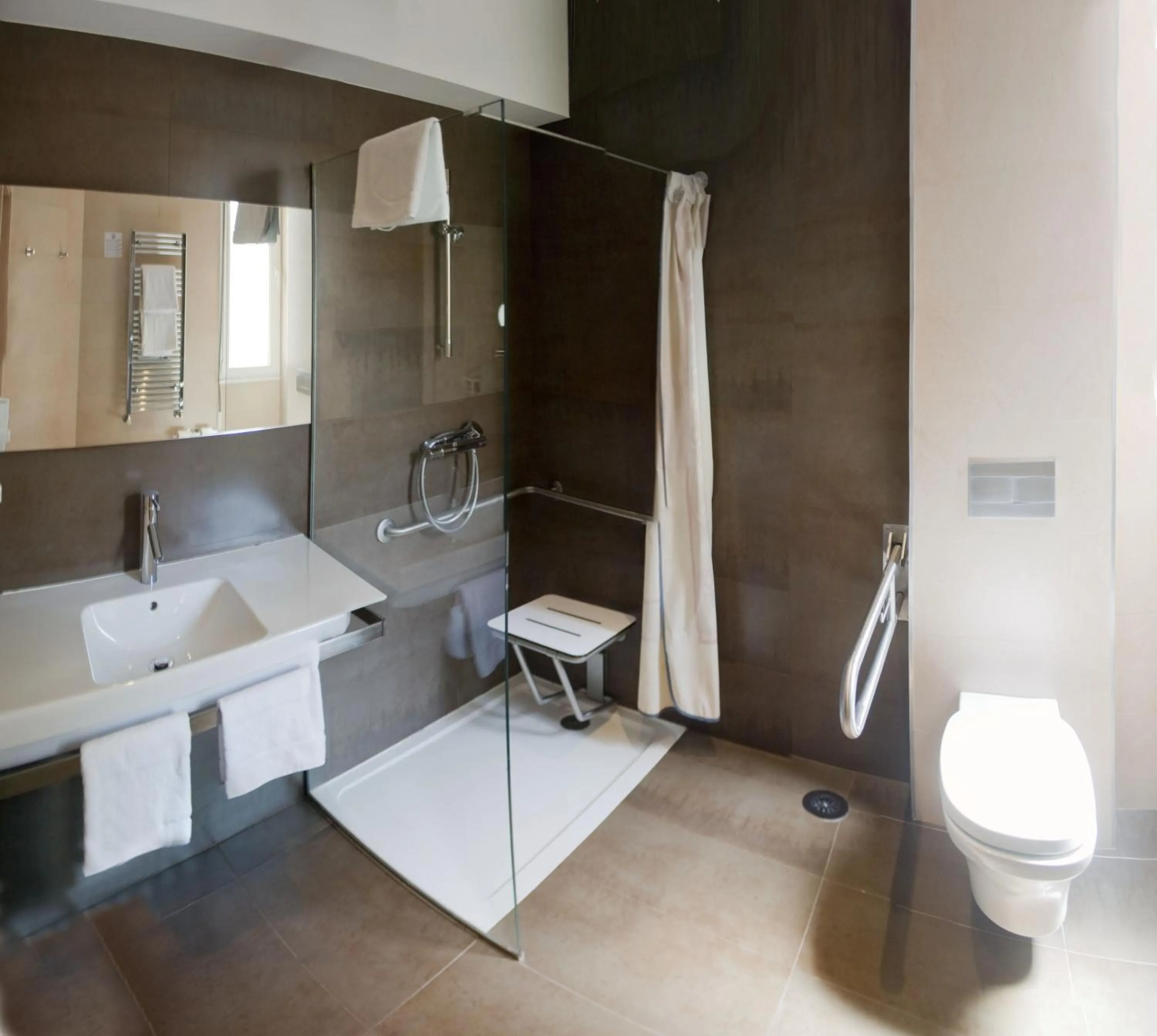 Shower in Hotel Asturias