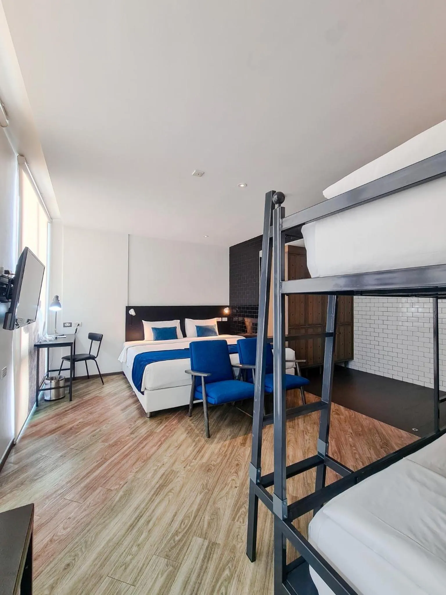 Photo of the whole room, Bed in Klub Hotel Bangkok