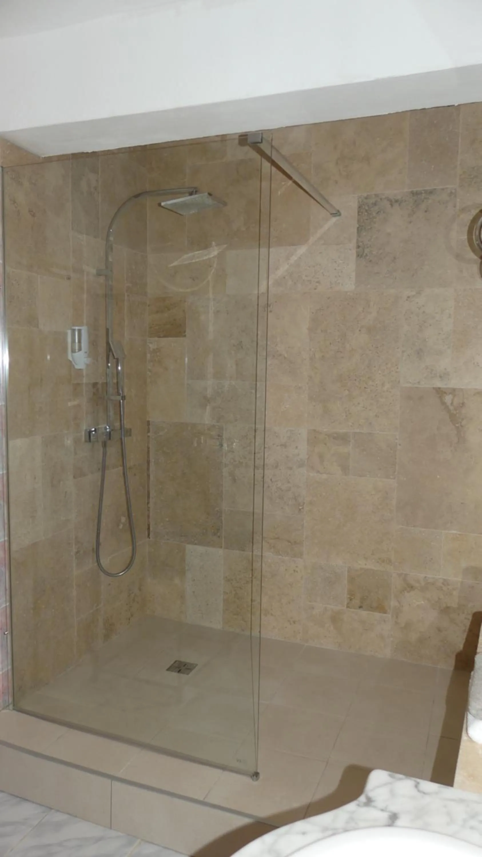 Shower in Villa Regain Chambres et table d'hôtes