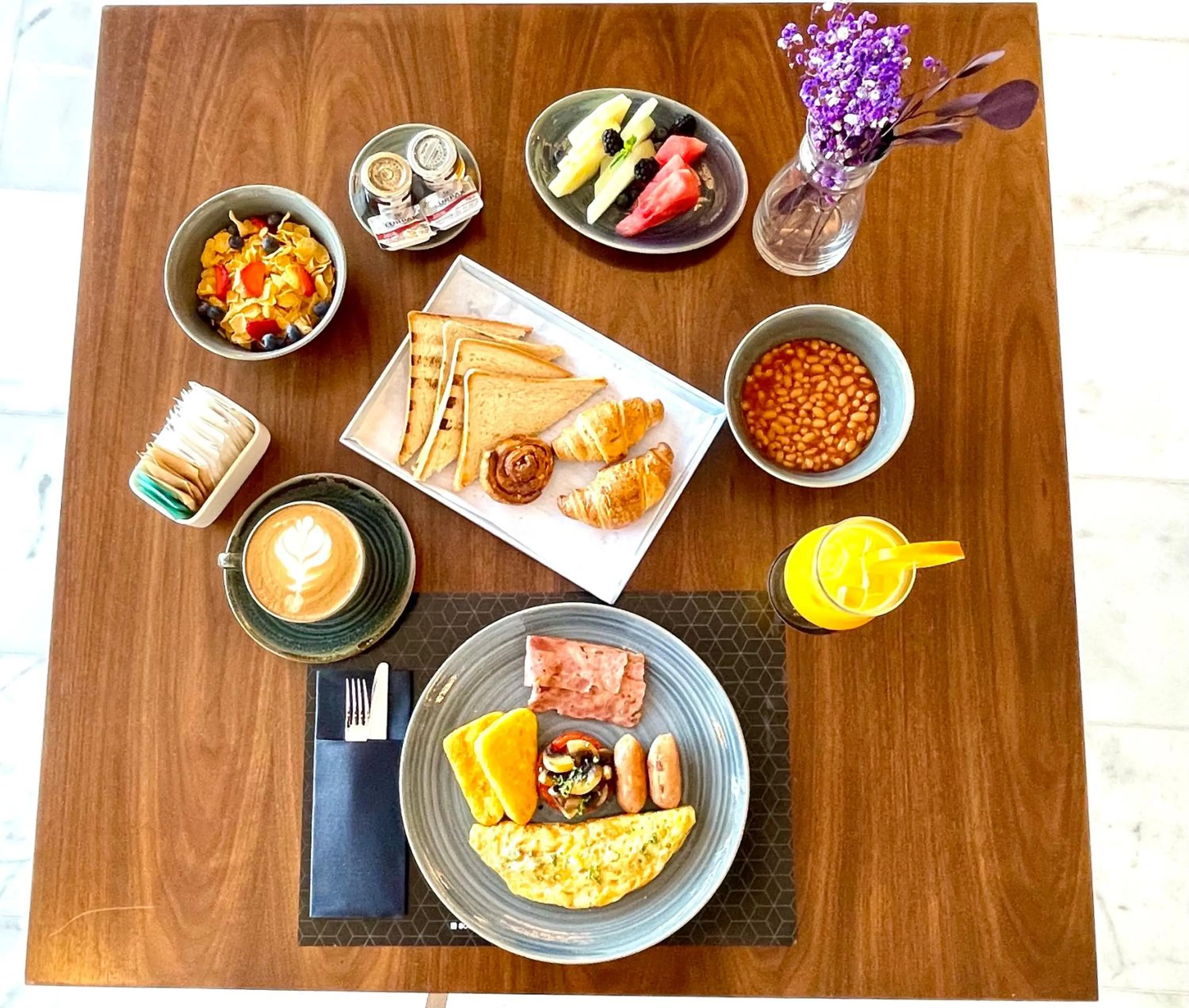 Restaurant/places to eat in Jannah Hotel Apartments & Villas