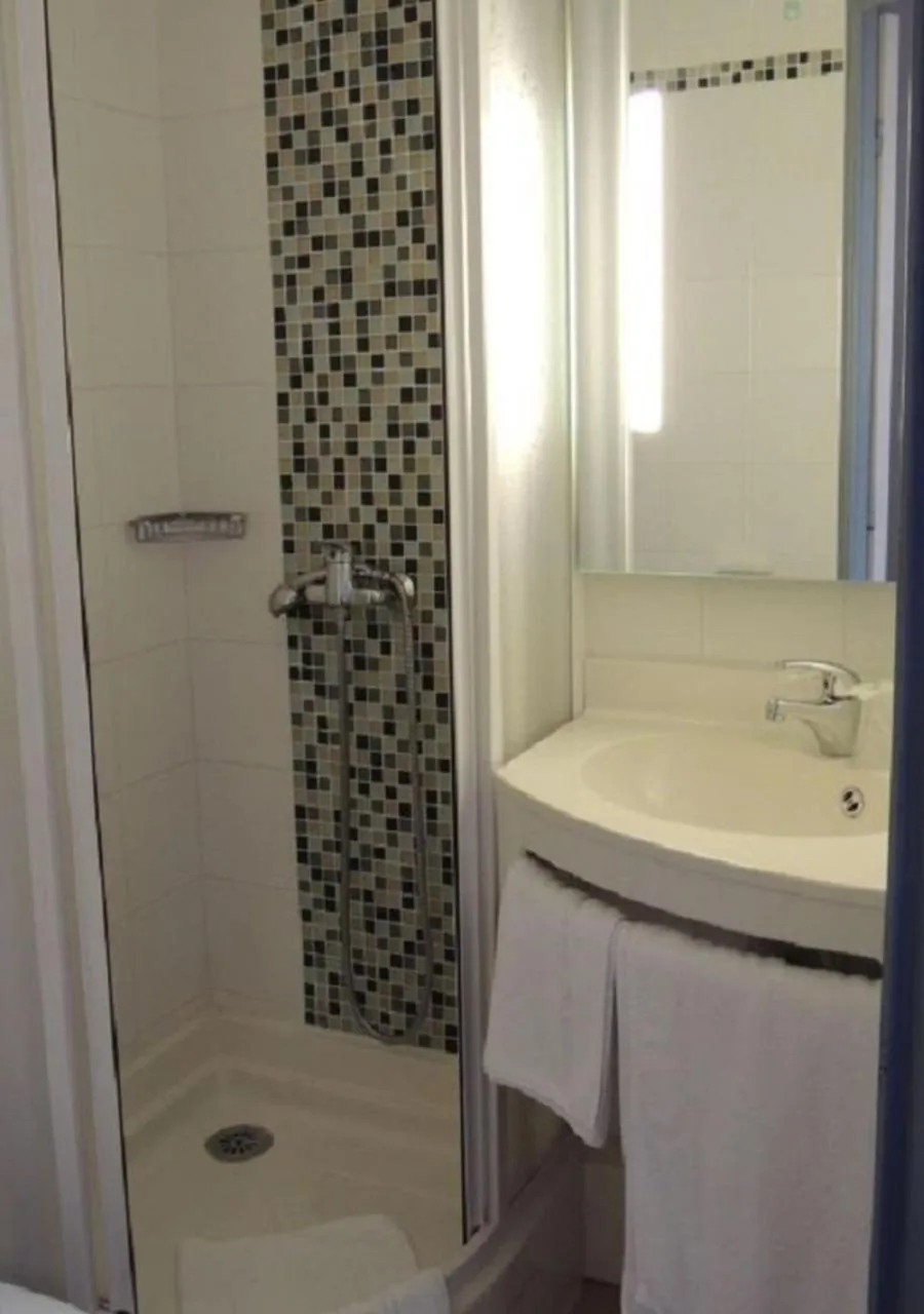 Bathroom in The Originals City, Hotel Novella Confort, Nantes Est