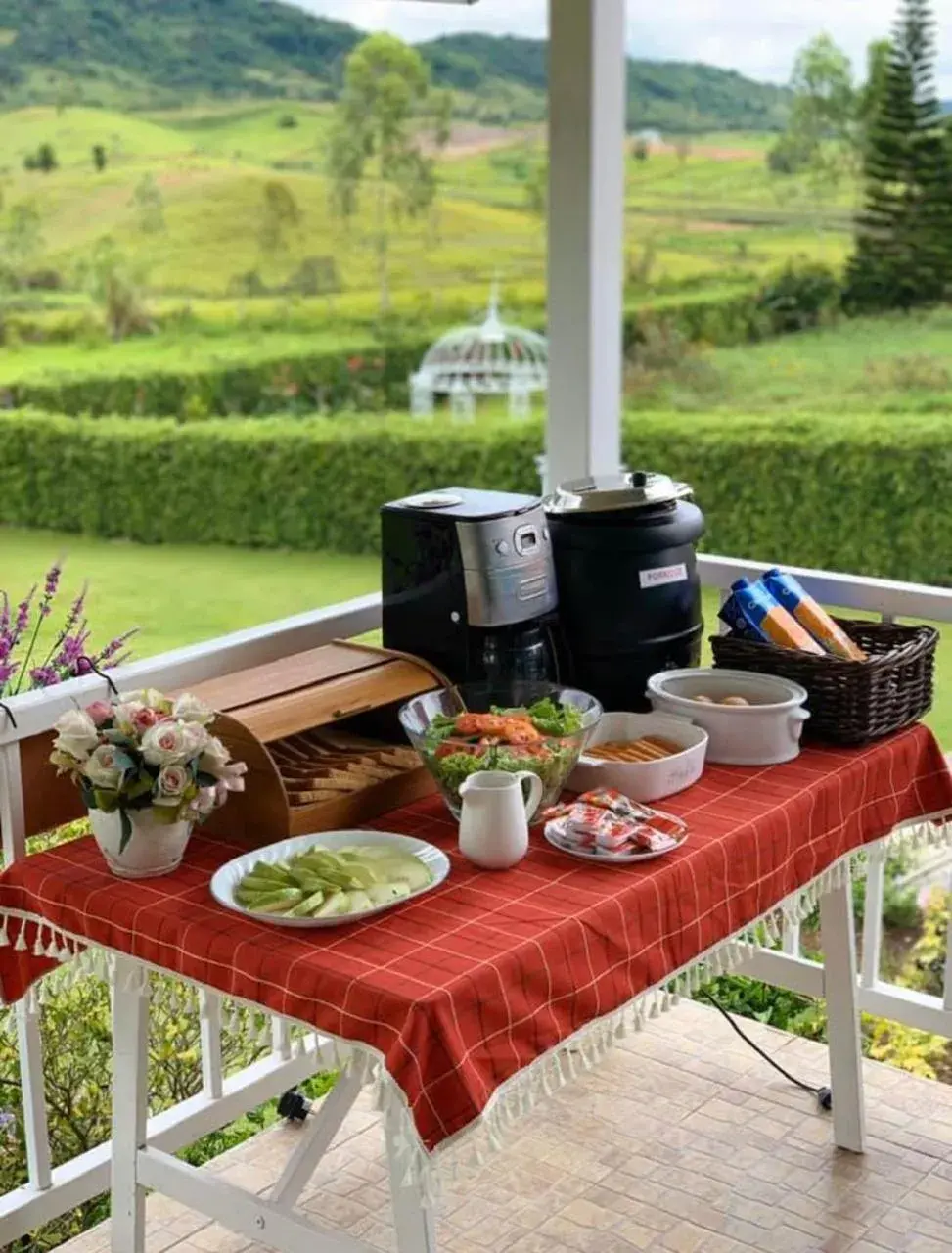 Breakfast in Misty English Cottage Breakfast in Misty English Cottage