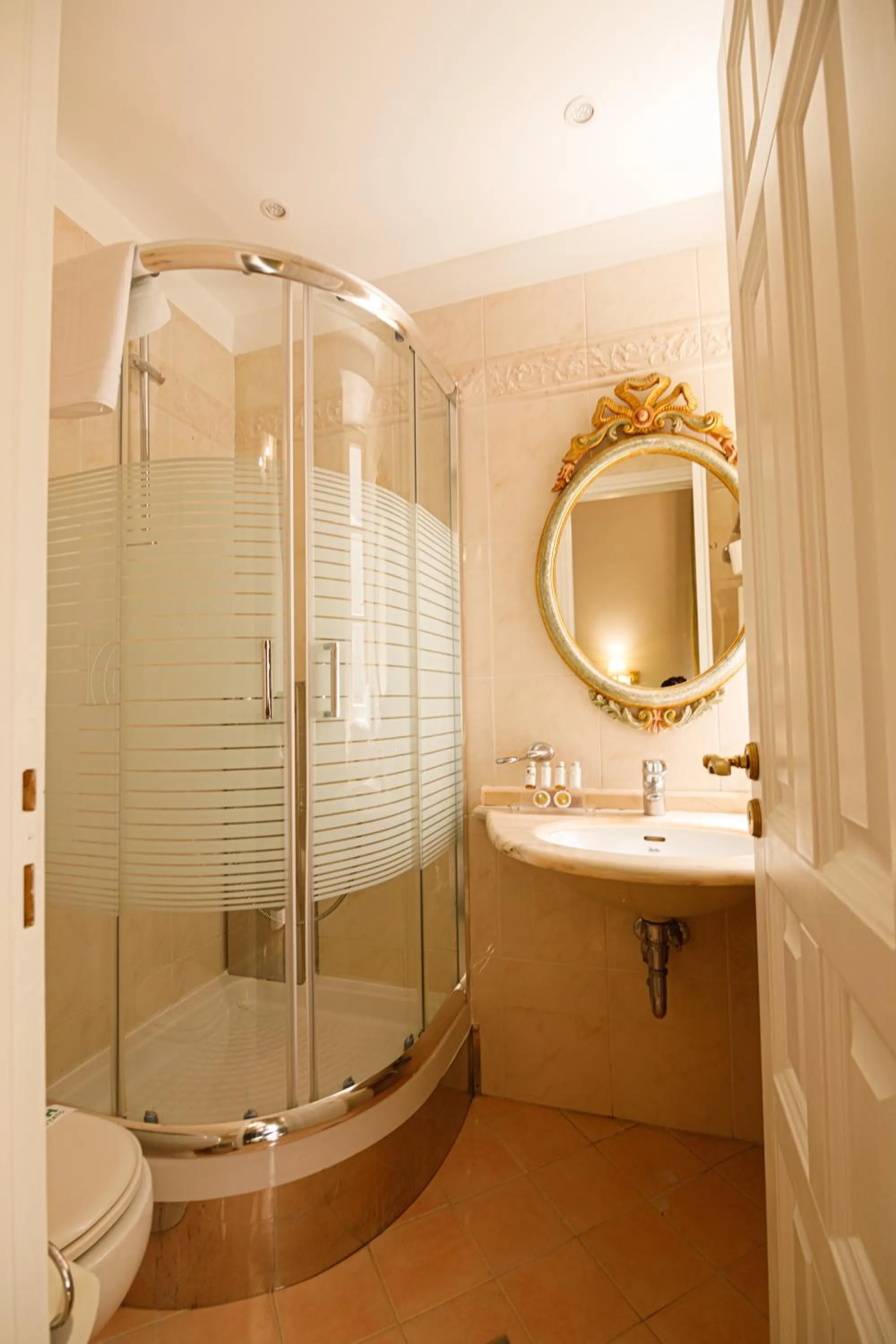 Bathroom in Palaiologos Luxury City Hotel