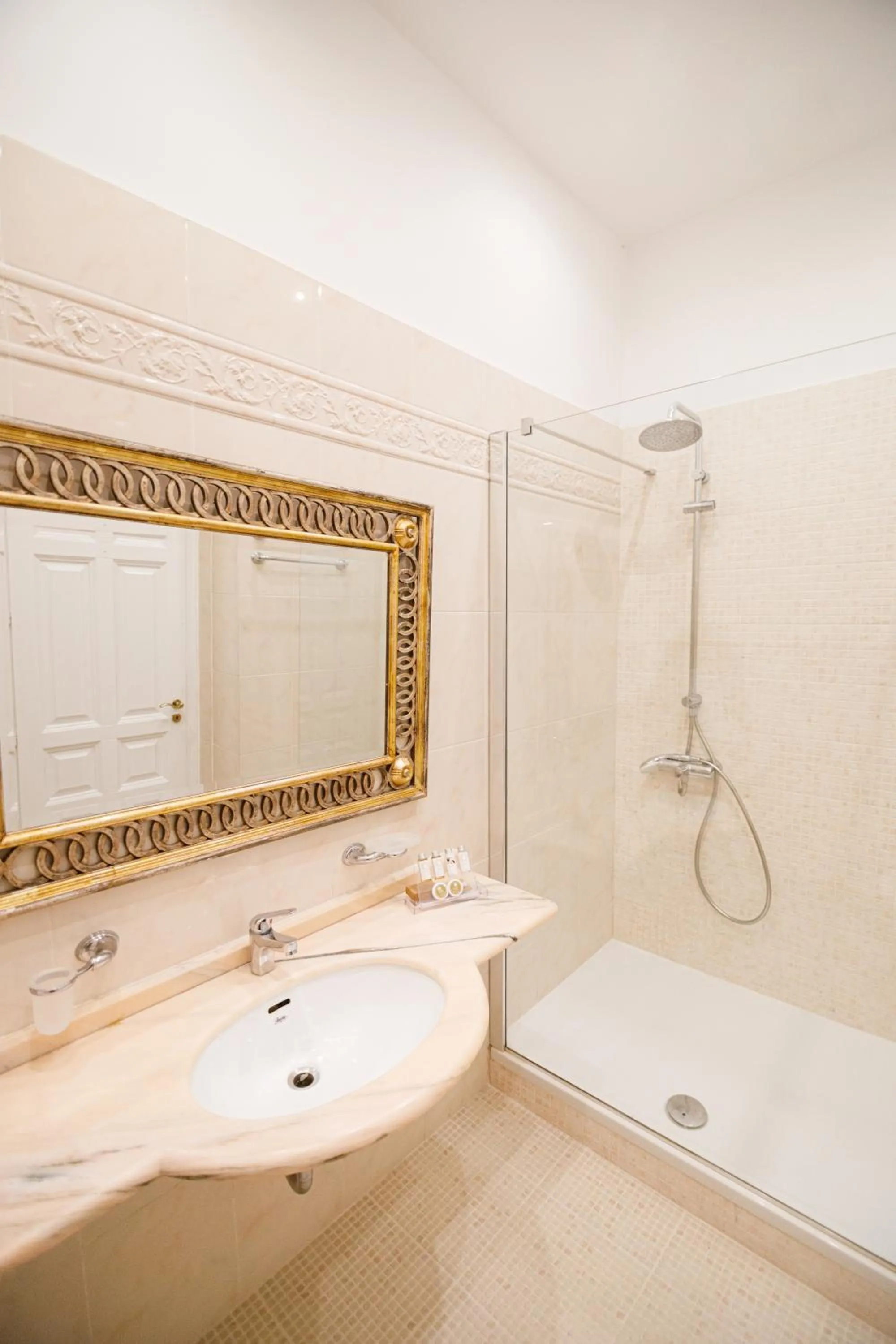 Bathroom in Palaiologos Luxury City Hotel